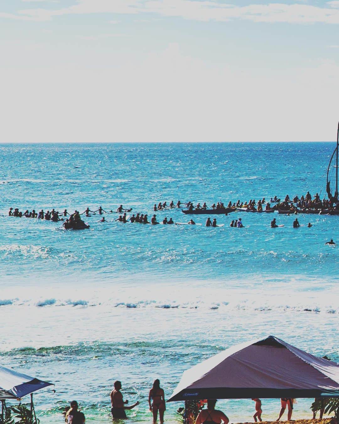 のインスタグラム：「Was an honor to witness the enormous outpouring of love towards Mikala that he deserved so much … you could feel how special his spirit is through the love being poured out towards him by every person there … love you MJ @peacebel @isabellajones___ @violetjones____ @jonessurfboards」
