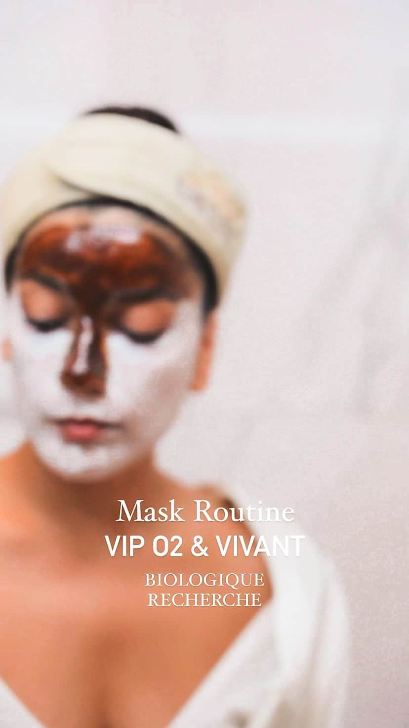 Biologique Recherche Iranのインスタグラム：「M A G I C ✨🫠🤍🤎 Combine the use of Mask VIP O2 & Mask Vivant in your weekly skincare routine and you will see the MAGIC 🤎🤍✨ The famous masks of Vivant and VIP O2 have long been part of celebrities skincare routine 🤍🫠✨  Shine bright and Let’em BURNNNN 🫠🤎🤍✨🔥🔥🔥  ‏• DETOXIFYING • MOISTURIZING • OXYGENATING• SOOTHING • PORES-TIGHTENING • REGULATING  🤍🤎✨ ‏Clarifying, brightening and balancing, this face mask is as powerful as it gets  ‏ INSTRUCTIONS FOR USE  1. Apply to the entire face, neck and décolleté area 2. Leave on for 15 mins 3. Lather with cold water and rinse off using moistened non-woven gauze pads . معجزه میکنه! ✨🫠🤍🤎 از ترکیب  Mask VIP O2 و Mask Vivant  در روتین هفتگی مراقبت از پوست خود استفاده کنید و تفاوت پوستتون را خواهید دید 🤎🤍✨ ماسک معروف Vivant  و VIP O2  بخشی از مراقبت پوستی افراد مشهور مثل کیم‌کارداشیان بوده و حالا اینجاست! میتونین سفارش بدین و یه پوست درخشان و محکم و همگن و باطراوت برای خودتون بسازین 🤍🫠✨   🫠🤎🤍✨🔥🔥  • سم زدایی • مرطوب کننده • اکسیژن رسانی• تسکین دهنده • سفت کننده منافذ • تنظیم کننده  🤍🤎✨ شفاف کننده، روشن کننده و متعادل کننده، این ماسک صورت به همان اندازه قدرتمند است!  دستورالعمل برای استفاده  1. به کل صورت، گردن و ناحیه دکلته بمالید 2. بگذارید 15 دقیقه روی پوست بماند 3. با آب سرد و با استفاده از پدهای مرطوب شده بشویید  . به هیچ عنوان از ماسک ویوانت برای دور چشم استفاده نکنین 🤍 ماسک ویوانت رو در ناحیه چرب‌تر پوست استفاده کنین 🤎  تو پستهای بعدی بیشتر راجع بهش براتون توضیح میدیم ♥️🤎🤍 . #biologiquerecherche #biologique_recherche #maskvivant #maskvipo2 #ماسک_ویوانت #ماسک_وی_آی_پی #بیولوژیک_روشرش #روتین_پوستی #کیم_کارداشیان #روتین_پوست」