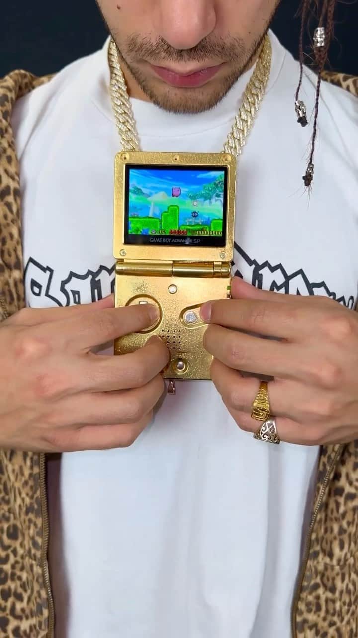 StreetArtGlobeのインスタグラム：「Toy maker @jaffasaba gives the Nintendo Gameboy SP some bling with this chain and pendant combo ✨」