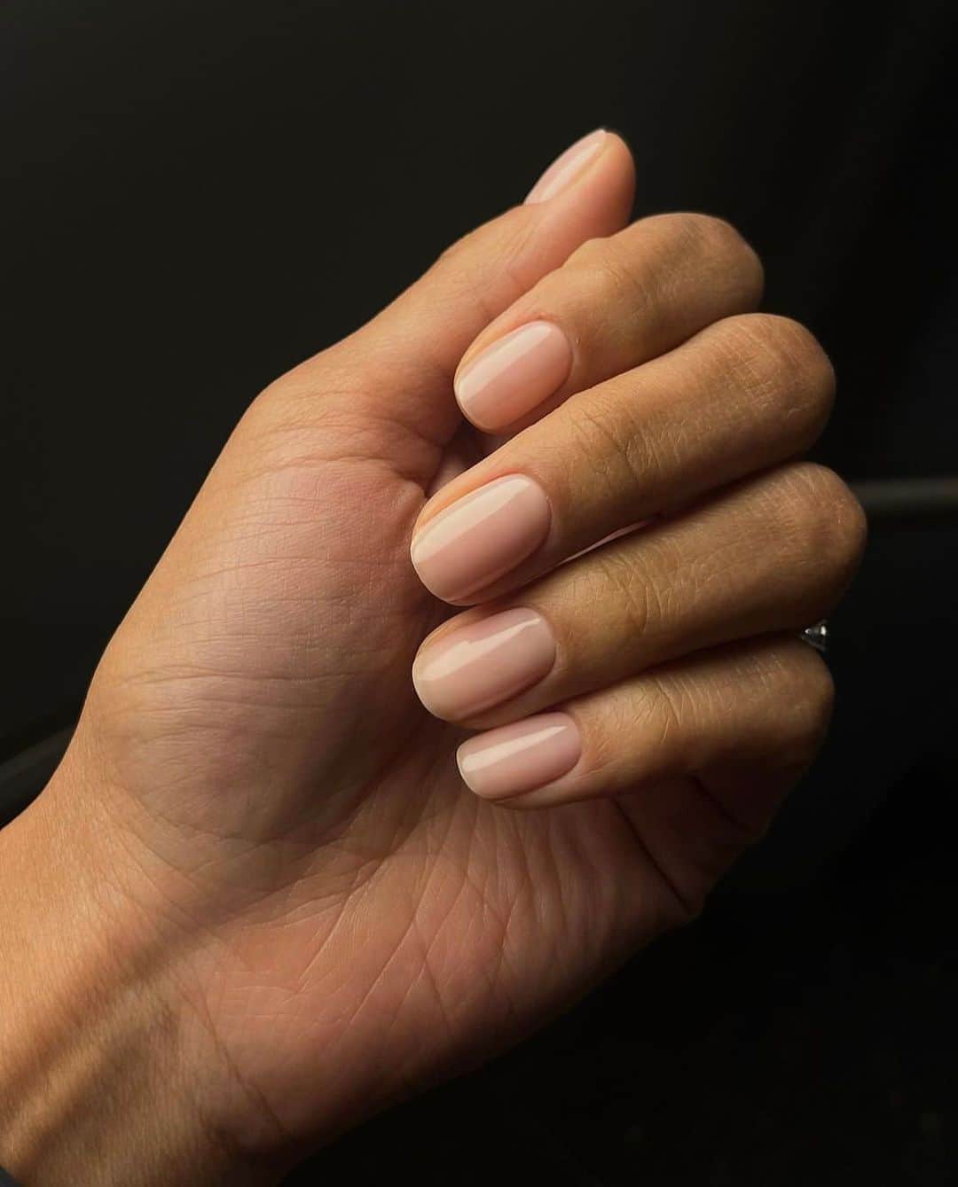 ELLE Germanyさんのインスタグラム写真 - (ELLE GermanyInstagram)「Clean, natürlich und trotzdem so gepflegt und hochwertig: Naked Nails sind der Nagellack-Trend der Stunde. 🤍  Credit: @gel.bymegan / @meganmargotevans / @paintedby_didi / @the_minimalist_manicurist #nails #nagellack #nailart」8月29日 2時24分 - ellegermany