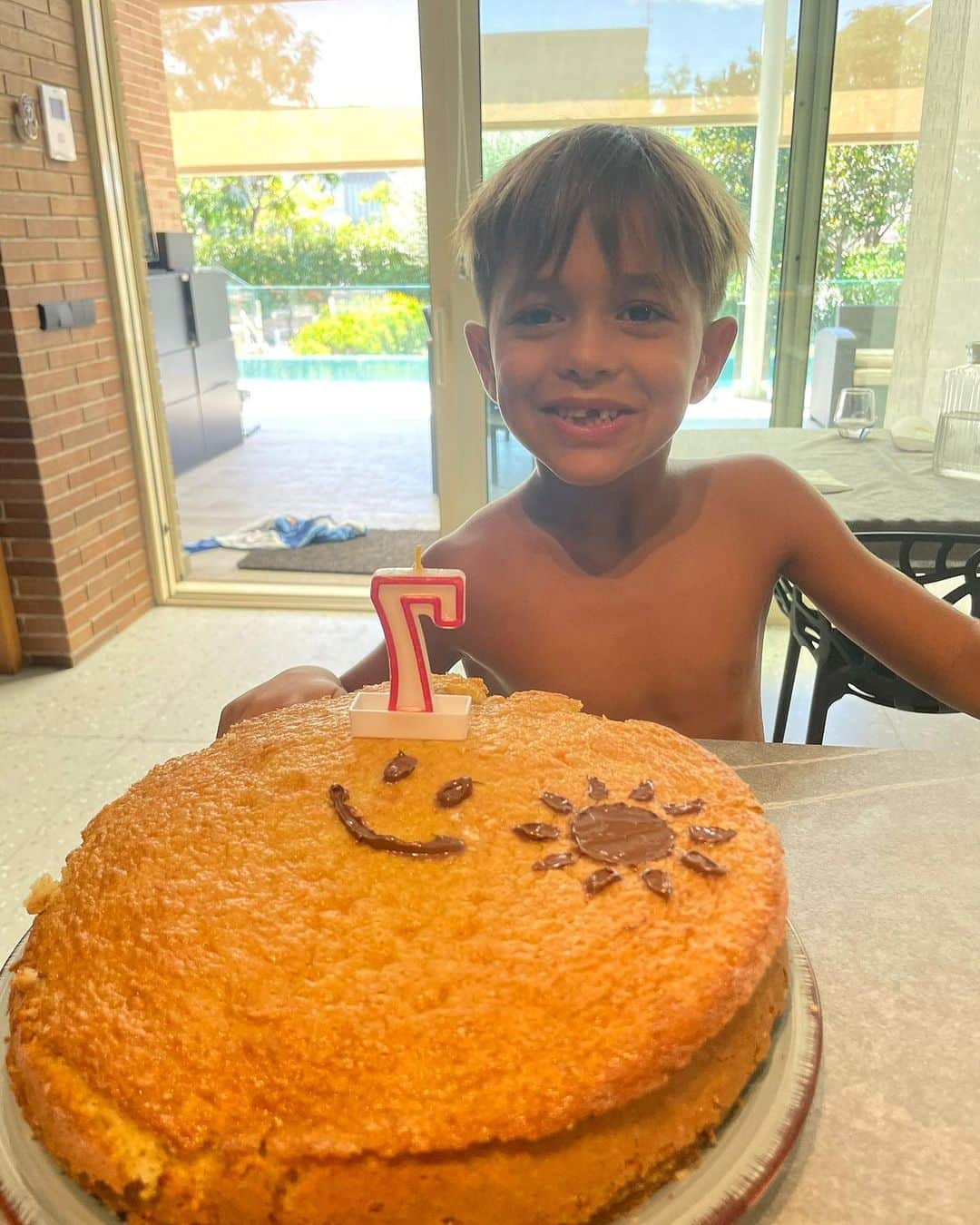 ペドロ・ロドリゲス・レデスマのインスタグラム：「Hoy cumple 7 años el terremoto de la casa. Muchas felicidades Kyle !! Sigue siendo así de divertido, alegre y cariñoso con tus hermanos y tu familia. Te queremos mucho guapo!! Disfruta del día hijo y pronto lo celebramos juntos. 😘😍🕺🎂🔝」