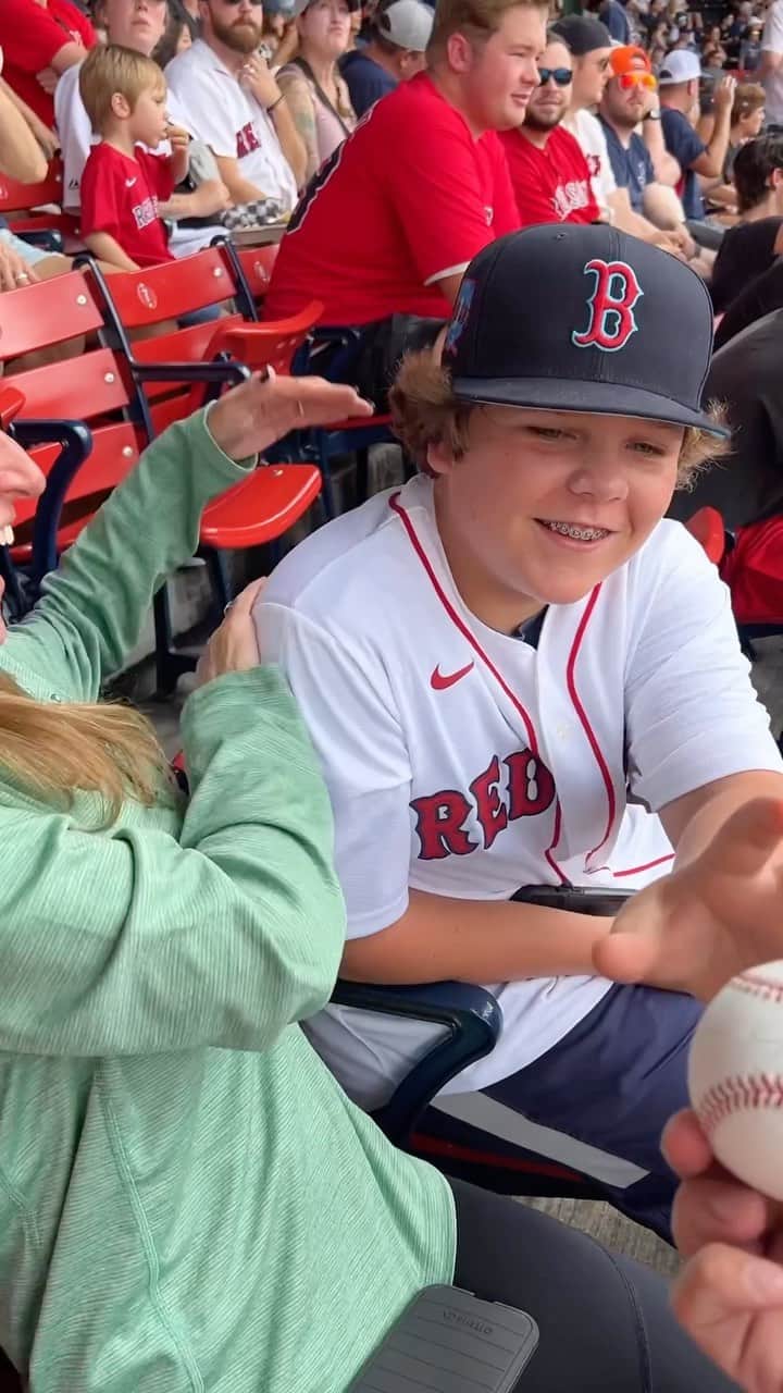 ジャスティン・ターナーのインスタグラム：「. #FanLove at Fenway」