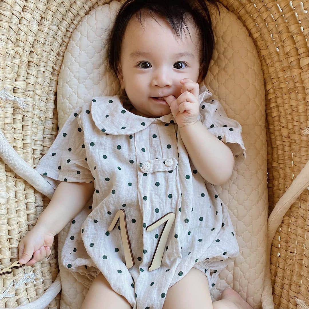 yuinaのインスタグラム：「最後の月齢ﾌｫﾄ🥲 平均よりは小さいけど、ちゃんと大きくなったな〜🥹 久しぶりにｸｰﾌｧﾝにのせたらびっくり! 来月で、さなちゃんもママも1歳だね😊🤎 #月齢フォト #生後11ヶ月 #11month #instababies  #赤ちゃん #baby #👼🏻 #l4l」