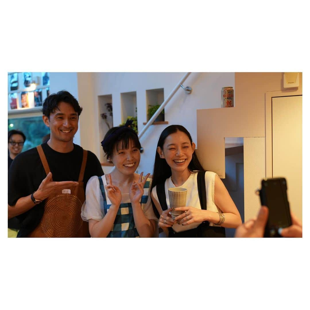 江口雅也さんのインスタグラム写真 - (江口雅也Instagram)「8月26.27日。 小石原焼popupは大盛況で幕を閉じました🙇‍♂️😢🙇‍♂️  思い起こせば約2年前、マネージャーとの何気ない会話から小石原焼を知り、数ヶ月後に初めて福岡の東峰村に足を運び、その後東京ドームで行われた、テーブルウェアフェアで、小石原焼ブースに行き、キーマンになってくださった @yanase_honkamamoto さん @hayakawa_koishiwara さん と出逢いました。  からの今年5月にダメ元で仕入れさせてもらえないかを相談に行き、OKをいただき、今回のpopupへとつながりました。  まさしく点と点が線になり形になりました🙏  僕は計算が苦手なので、身体で体感する方法しかできない。 モデル始めた時も、海外挑戦する時も全部そう。 いつも見切り発車。 でも、本当に周りの人達に恵まれて1人じゃできないこともできてしまう。 軽く聞こえちゃうかもしれませんが、お陰様の何者でもありません🙇‍♂️🙇‍♂️  改めて関わってくださった皆様に感謝です🙏  写真が10枚ずつしかアップできないので、2.3回に分けて更新させていただきます🙏  都度気づきを綴れたら。  #小石原焼き  #小石原焼きを使おう  #小石原 #東峰村 #福岡 #伝統工芸品 #popup #代官山 #尼神インター  #尼神インター誠子  #出張誠子食堂 @heads_corporation 🙏」8月29日 13時36分 - masaya0429