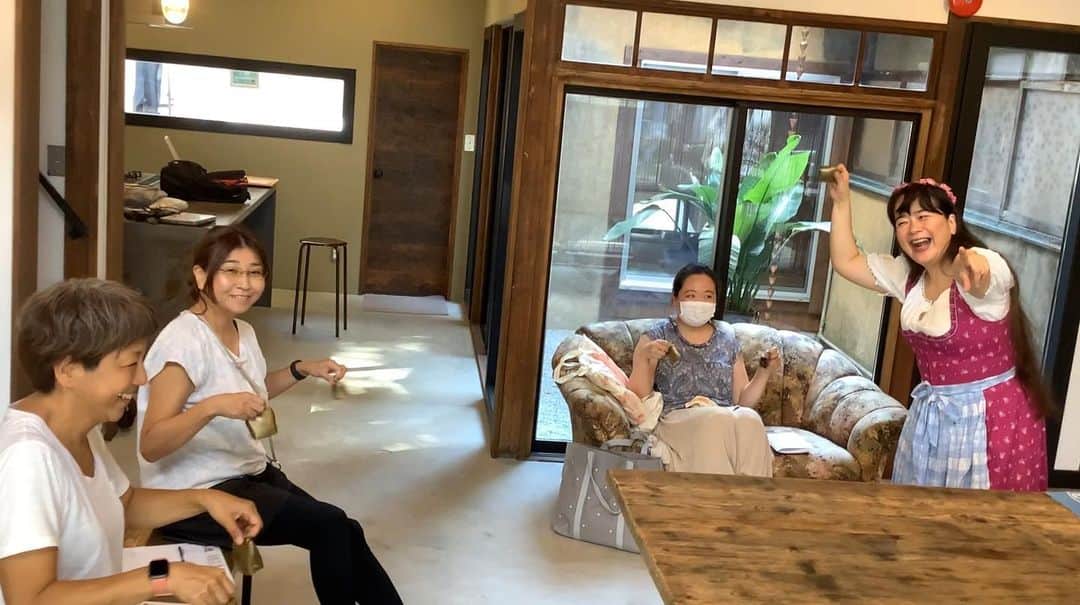 北川桜のインスタグラム：「本日は、お寺でヨーデルコンサート in 本照寺 でした✨  お客様とアットホームにのびのびと♪ 寺子屋みろくさんの素敵な空間でお届けしました😊  #ヨーデル #北川桜 #本照寺 #寺子屋みろく #品川」