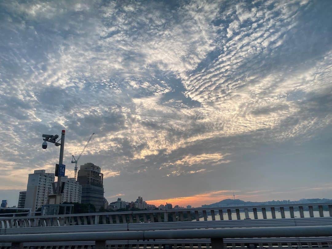 ヤン・ジウォンさんのインスタグラム写真 - (ヤン・ジウォンInstagram)「며칠 전 성수대교에서 본 아름다운 하늘」8月29日 12時06分 - wldnjs62