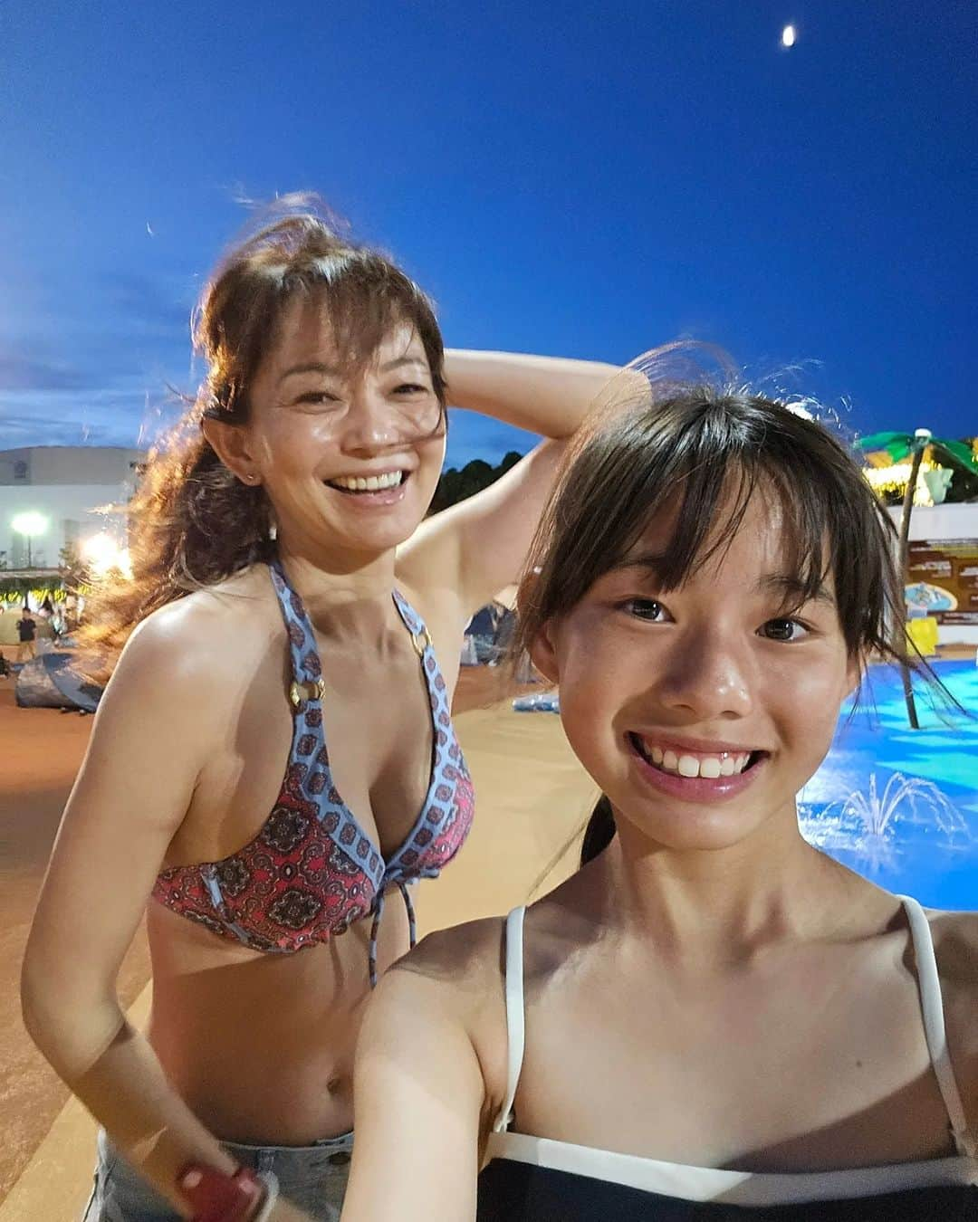 佐藤純さんのインスタグラム写真 - (佐藤純Instagram)「先日のよみうりランドのナイトプール🏊️  娘が学校の水着じゃイヤだ💦行く前に買って～💦  いや、そんな時間はない💢学校の水着でいいじゃん💥と出発前にひと悶着ありましてー。。。  そしたら、  『この間お母さんが着てた可愛い水着貸してー✋‼️』と。  久美ちゃんデザインのコラボ水着💕  @kumi511976 @reir_beach_active  セパレートになっているから、着やすいし😊  スカートも履いたら、そのままテニスもできちゃう🎾  もう、水着も共有できちゃうね🩱💕  次から取り合いになっちゃうじゃん🩱‼️  #よみうりランド #ナイトプール #プール #水着 #親子 #大日方久美子 ちゃん #reirbeach #reir #reirbeachactive #母は20年以上前の水着だわ #ママ #ママモデル #モデル #mama #mamamodel #model」8月29日 12時19分 - junsatoidea