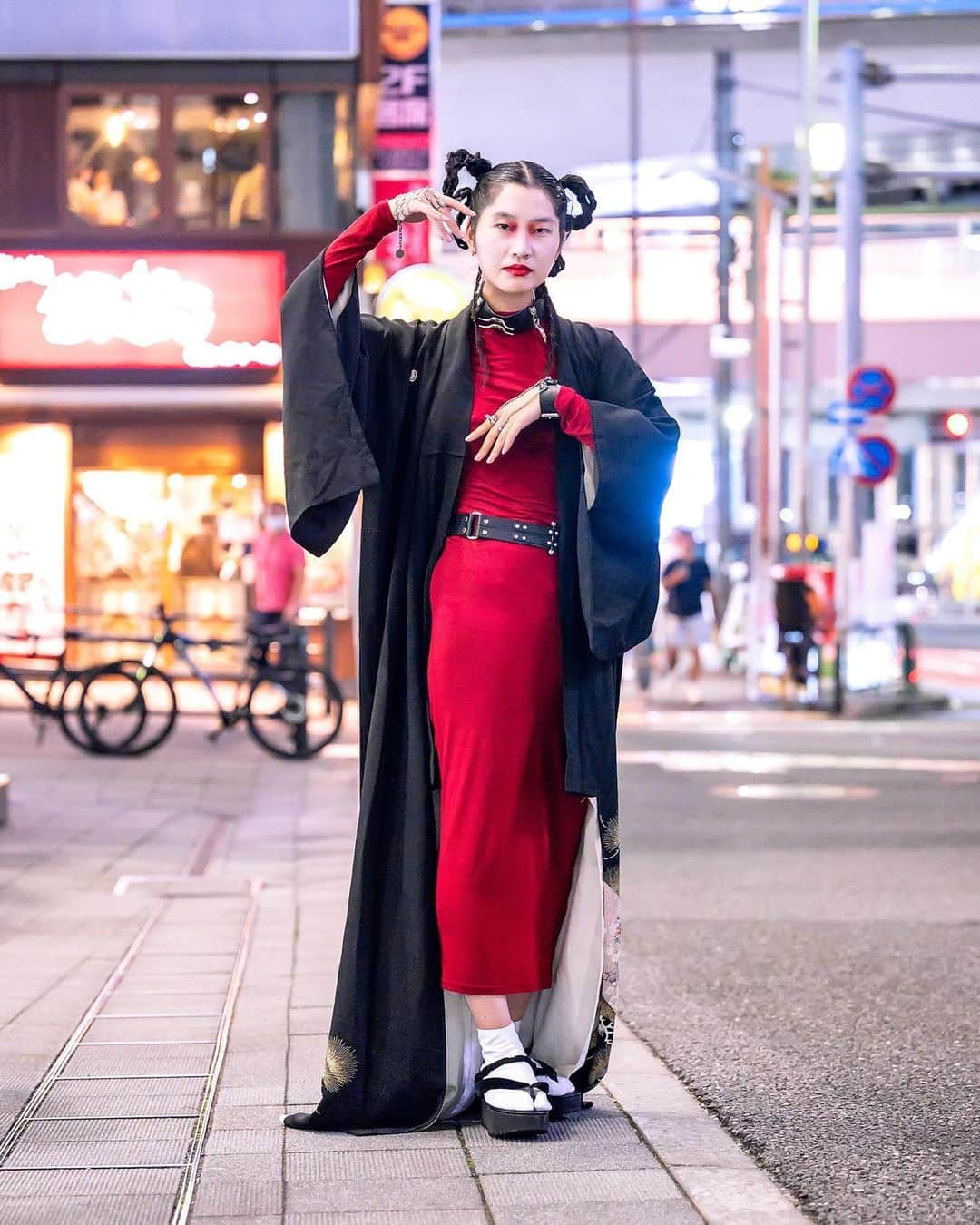 Harajuku Japanさんのインスタグラム写真 - (Harajuku JapanInstagram)「Tokyo Fashion Week has begun and we've been out meeting and photographing the creative people attending the runway shows. Most of the fashion shows are in Shibuya or Omotesando/Harajuku, so the streets of these areas are even more fashionable than usual. Here are a few of the street snaps we shot on the first day of Tokyo Fashion Week. 50+ snaps are published at TokyoScope (with a link in our bio directly to the photos). We're already back on the street shooting day two, so check our Instagram stories and TokyoScope for more Tokyo Fashion Week street snaps and fun soon. Thank you to everyone we've been lucky enough to meet on the street and let us know what you think of these looks in the comments!!」8月29日 12時11分 - tokyofashion