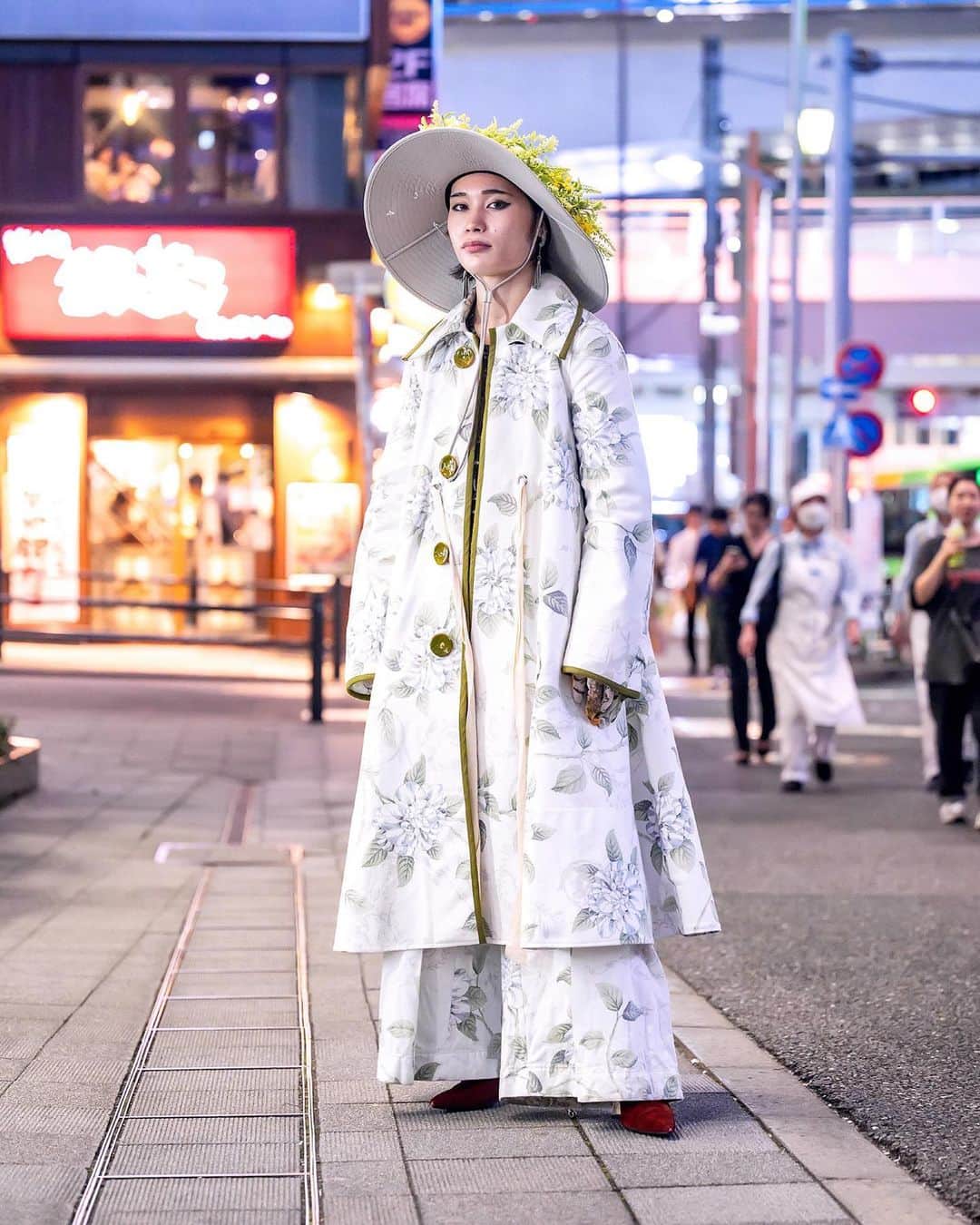 Harajuku Japanさんのインスタグラム写真 - (Harajuku JapanInstagram)「Tokyo Fashion Week has begun and we've been out meeting and photographing the creative people attending the runway shows. Most of the fashion shows are in Shibuya or Omotesando/Harajuku, so the streets of these areas are even more fashionable than usual. Here are a few of the street snaps we shot on the first day of Tokyo Fashion Week. 50+ snaps are published at TokyoScope (with a link in our bio directly to the photos). We're already back on the street shooting day two, so check our Instagram stories and TokyoScope for more Tokyo Fashion Week street snaps and fun soon. Thank you to everyone we've been lucky enough to meet on the street and let us know what you think of these looks in the comments!!」8月29日 12時11分 - tokyofashion