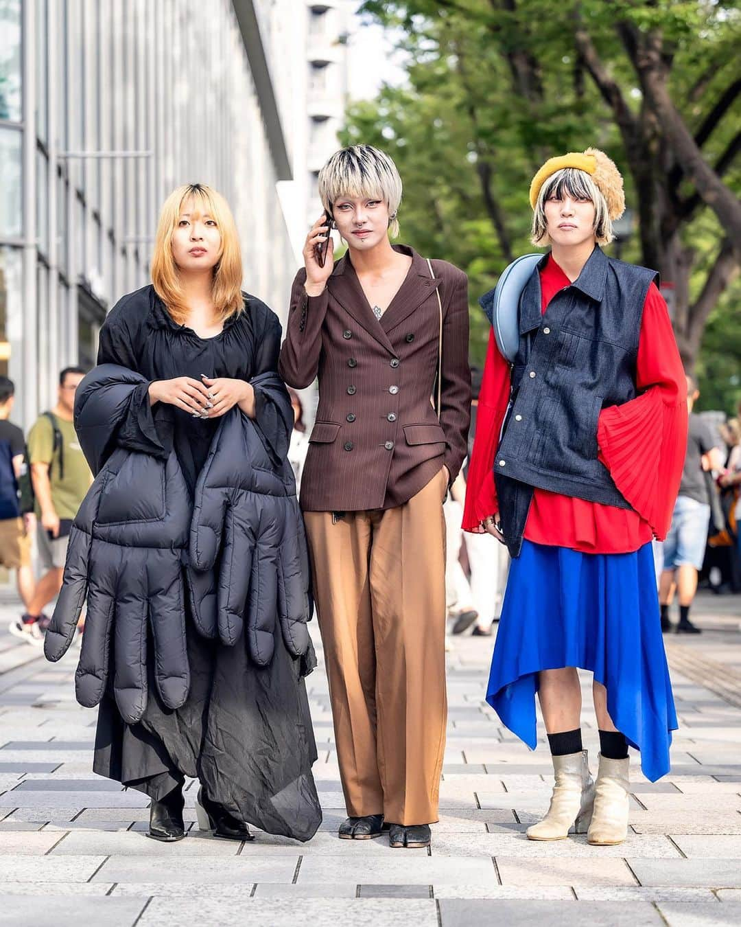 Harajuku Japanさんのインスタグラム写真 - (Harajuku JapanInstagram)「Tokyo Fashion Week has begun and we've been out meeting and photographing the creative people attending the runway shows. Most of the fashion shows are in Shibuya or Omotesando/Harajuku, so the streets of these areas are even more fashionable than usual. Here are a few of the street snaps we shot on the first day of Tokyo Fashion Week. 50+ snaps are published at TokyoScope (with a link in our bio directly to the photos). We're already back on the street shooting day two, so check our Instagram stories and TokyoScope for more Tokyo Fashion Week street snaps and fun soon. Thank you to everyone we've been lucky enough to meet on the street and let us know what you think of these looks in the comments!!」8月29日 12時11分 - tokyofashion