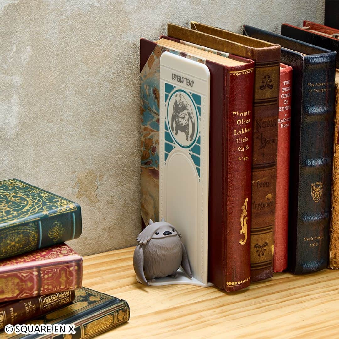 FINAL FANTASY XIVさんのインスタグラム写真 - (FINAL FANTASY XIVInstagram)「Bookends featuring the adorable Shaggles are set to debut as a TAITO prize item! Entrust your tomes to him!  毛玉ちゃんのブックエンドがタイトープライズより登場！ 倒れがちな本を毛玉ちゃんが支えてくれる、便利なアイテムです。  #FF14 #FFXIV #FF14_taitoprize」8月29日 12時13分 - ffxiv