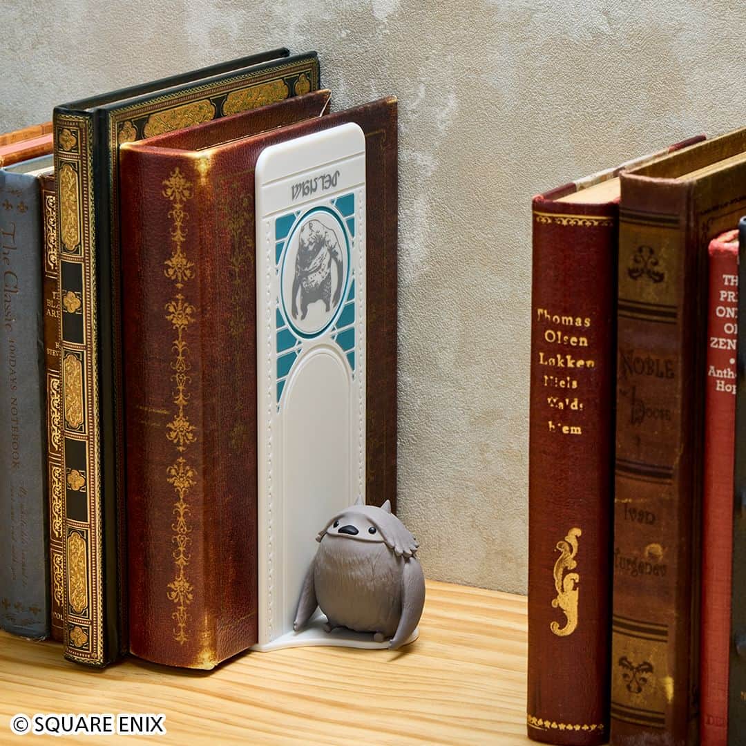 FINAL FANTASY XIVのインスタグラム：「Bookends featuring the adorable Shaggles are set to debut as a TAITO prize item! Entrust your tomes to him!  毛玉ちゃんのブックエンドがタイトープライズより登場！ 倒れがちな本を毛玉ちゃんが支えてくれる、便利なアイテムです。  #FF14 #FFXIV #FF14_taitoprize」