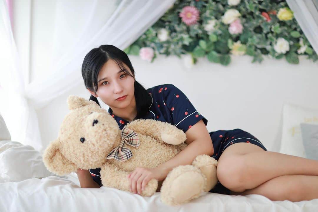 のインスタグラム：「: テディベアと色々7枚🧸  パジャマはGU🍒  #ポートレート #撮影#撮影会#撮影会モデル #写真好きな人と繋がりたい#写真撮ってる人と繋がりたい#ツインテール#パジャマ女子#パジャマコーデ#被写体」