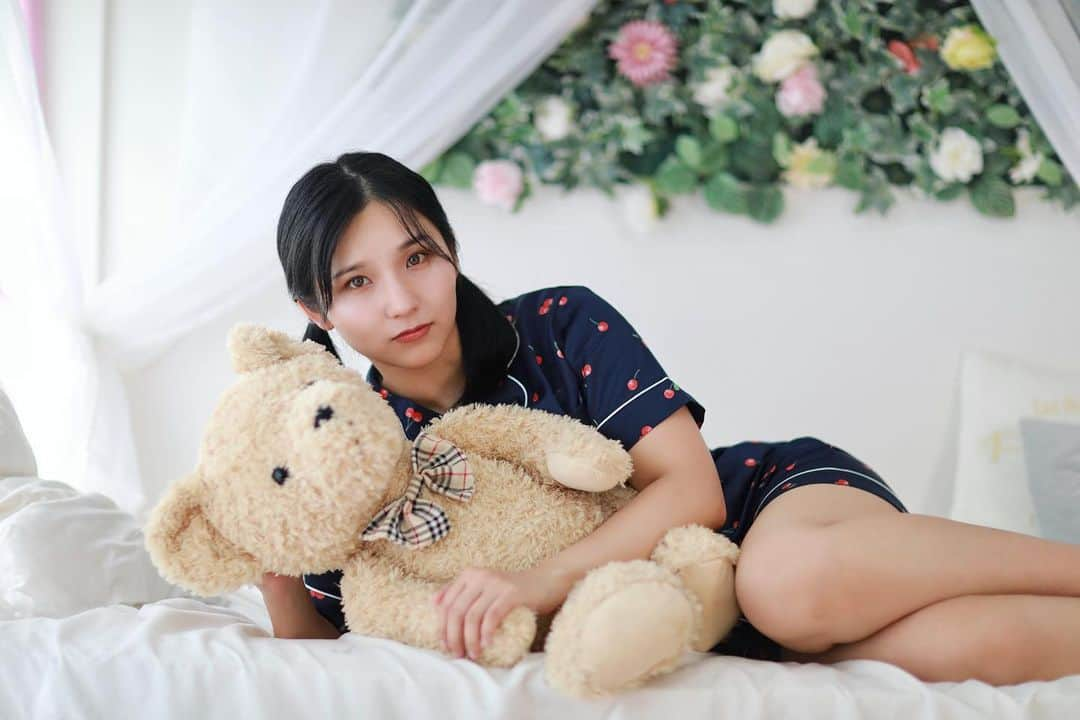 森實りこのインスタグラム：「: テディベアと色々7枚🧸  パジャマはGU🍒  #ポートレート #撮影#撮影会#撮影会モデル #写真好きな人と繋がりたい#写真撮ってる人と繋がりたい#ツインテール#パジャマ女子#パジャマコーデ#被写体」