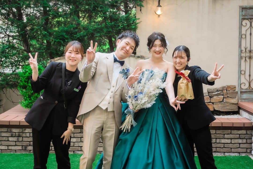 アニヴェルセル 大阪 公式さんのインスタグラム写真 - (アニヴェルセル 大阪 公式Instagram)「ご結婚式が結んでから、スタッフとの記念撮影📷✨  約半年間、二人三脚で準備をし、 当日はおふたりと同じくらい緊張し、とっても楽しみにしております♪  やりきった後のみんなの表情が素敵ですね💓  アニヴェルセル大阪のスタッフ一同全力でお手伝いさせていただきます😊  @anniversaire_official  @anniversaire_osaka   ＿＿＿＿＿＿＿＿＿＿＿＿＿＿＿＿＿＿＿＿＿＿  大阪・難波の結婚式場 アニヴェルセル 大阪 @anniversaire_osaka  ▫️ドレスが映えるロイヤルブルーの大聖堂 ▫️天候に左右されないフラワーシャワースペース ▫️なんば駅すぐに佇むお城のような外観  特別な空間で憧れのウェディングが叶います ＿＿＿＿＿＿＿＿＿＿＿＿＿＿＿＿＿＿＿＿＿＿  #結婚式 #ウェディング #アニヴェルセル #アニヴェルセル大阪 #大阪結婚式場 #大阪結婚式 #なんば結婚式 #なんば結婚式場  #プレ花嫁 #アニ嫁 #2023花嫁 #2024花嫁 #式場見学 #式場探し #ブライダルフェア #フォトウェディング #ウエディングフォト #大聖堂 #大聖堂ウェディング #ガーデン #記念撮影 #ウェディングプランナー」8月29日 12時15分 - anniversaire_osaka