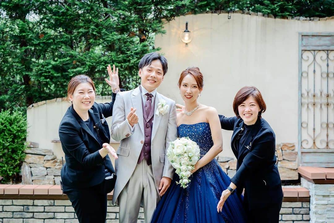 アニヴェルセル 大阪 公式のインスタグラム：「ご結婚式が結んでから、スタッフとの記念撮影📷✨  約半年間、二人三脚で準備をし、 当日はおふたりと同じくらい緊張し、とっても楽しみにしております♪  やりきった後のみんなの表情が素敵ですね💓  アニヴェルセル大阪のスタッフ一同全力でお手伝いさせていただきます😊  @anniversaire_official  @anniversaire_osaka   ＿＿＿＿＿＿＿＿＿＿＿＿＿＿＿＿＿＿＿＿＿＿  大阪・難波の結婚式場 アニヴェルセル 大阪 @anniversaire_osaka  ▫️ドレスが映えるロイヤルブルーの大聖堂 ▫️天候に左右されないフラワーシャワースペース ▫️なんば駅すぐに佇むお城のような外観  特別な空間で憧れのウェディングが叶います ＿＿＿＿＿＿＿＿＿＿＿＿＿＿＿＿＿＿＿＿＿＿  #結婚式 #ウェディング #アニヴェルセル #アニヴェルセル大阪 #大阪結婚式場 #大阪結婚式 #なんば結婚式 #なんば結婚式場  #プレ花嫁 #アニ嫁 #2023花嫁 #2024花嫁 #式場見学 #式場探し #ブライダルフェア #フォトウェディング #ウエディングフォト #大聖堂 #大聖堂ウェディング #ガーデン #記念撮影 #ウェディングプランナー」