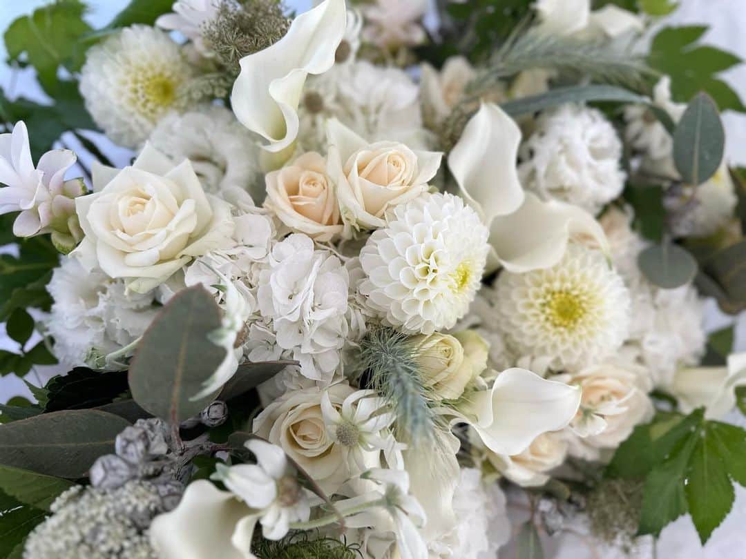 川上未映子のインスタグラム：「・ @chanelofficial さまからのお花は @oeuvre_tokyo さまのお花 美しくて いつまでも見つめていられます いつもいつも、ありがとう」