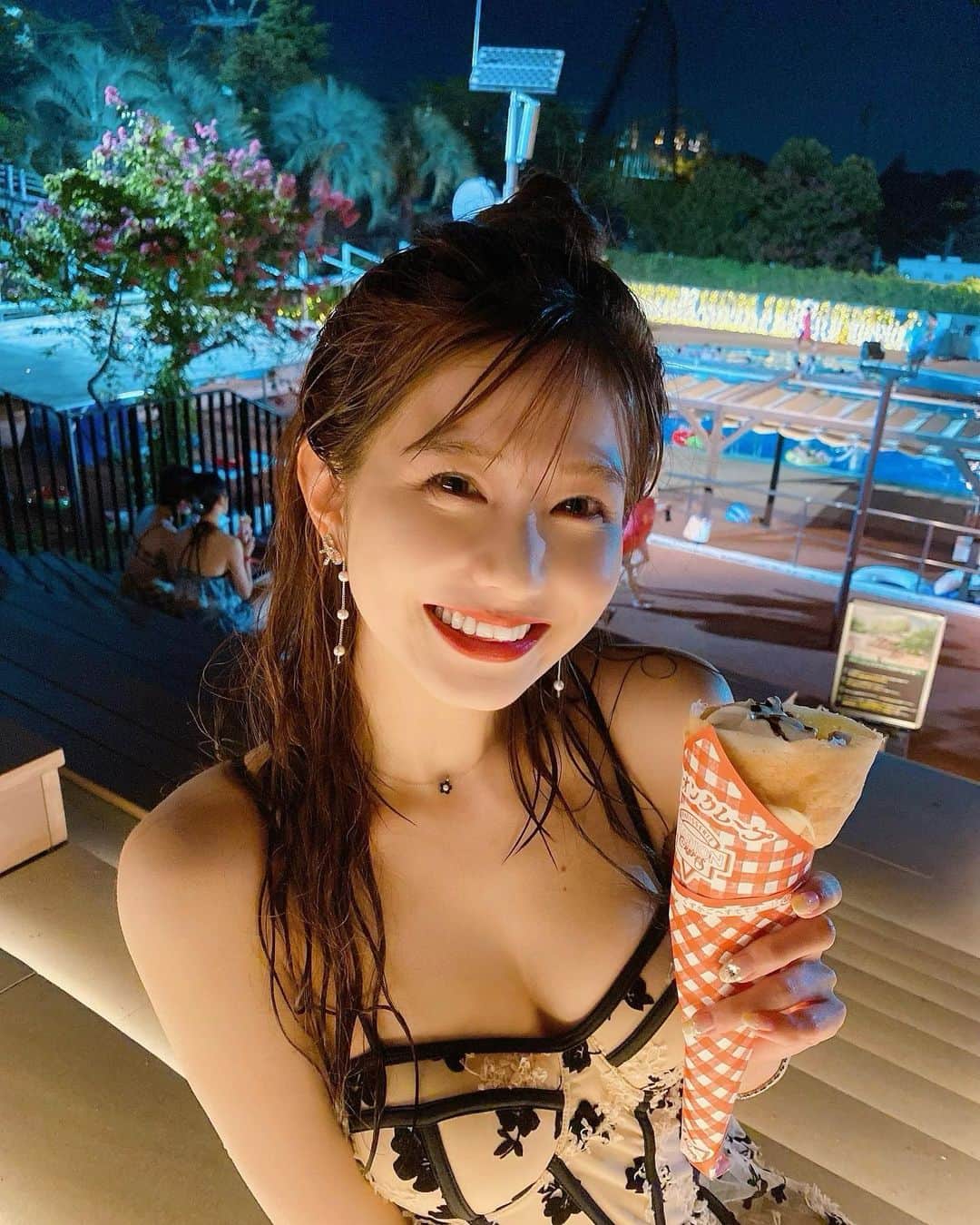 谷川愛梨のインスタグラム：「: 今年の夏最後の思い出👙🍹🌈  でっかい浮き輪に乗ろうとしたら下手っぴで 転覆して全身びしょびしょになりました☺️  鼻から水が入って痛かった〜🥹  髪もメイクもボロボロになったけど クレープが美味しくて幸せでした😋🍓笑  チュロス食べて語って餃子食べて語って ロングポテト食べて語ってプール入って クレープ食べて語ってプール入った🤣🫶  屋台って何歳になってもテンション上がるね♡  おnewの水着🧸🎀 ワンピースみたいで可愛いくて一目惚れ♪  すれ違う方々に、水着可愛いって 褒められてるの沢山聞こえて嬉しかった〜🫧」