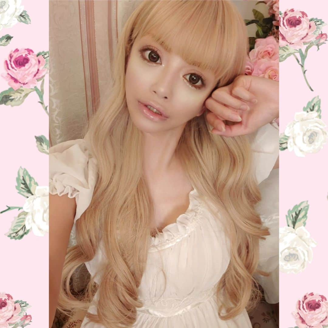 白咲姫香のインスタグラム：「続きpart2♥️  ♡Twitter♡→ https://twitter.com/himekashirosaki  ♡Instagram(姫ロメ夫婦垢)♡→　@himeka_romero  ♡YouTube♡→ https://www.youtube.com/channel/UCuFuDtmK82iOu7fypdRqrDw  ♡TikTok♡→ https://www.tiktok.com/@himeka_shirosaki  ♡ふわっち(配信サイト)♡  1.ふわっち(配信)の視聴者用アプリをダウンロードして私のアカウントをフォローして下さい♡  https://whowatch.tv/archives/16815624   名前は白咲姫香で出て来ます♡ (私の配信通知設定もよろしくお願い致します♡配信が始まると通知が来る様になります♡)  2.画面右下にNiceボタン(手のマーク)があるので押して下さい！(これは一人一日1回までしか押せませんがよろしくお願いします♡ ) そして無料アイテムがあるのでイベントの時は投げて下さい^_^♡ みんなと配信でお会い出来るのを楽しみにしています♡♡♡  . #あゆ #doll #薔薇#Barbie #princess #ネグリジェ #ドール #Disney #白咲姫香 #りぼん  #浜崎あゆみ #インテリア #姫ロメ #メイク #小悪魔ageha  #ふわっち #フリフリ #お姫様 #りぼん #レース #ライバー #リボン  #配信 #Barbie #プリンセス #ロリィタ #Lolita #ロリータ #ピンクハウス」