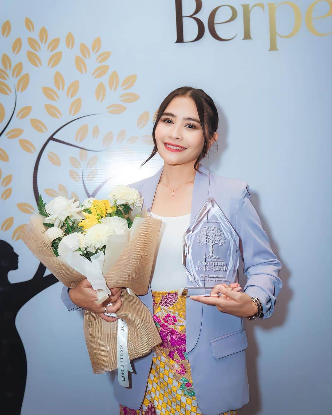 Prilly Latuconsinaのインスタグラム：「Apresiasi Perempuan Berpengaruh.   Sungguh bangga sekali bisa mendapatkan penghargaan ini dan disandingkan dengan perempuan-perempuan hebat dengan latar belakang yang berbeda dan juga menginspirasi saya.   Terima kasih atas apresiasinya ❤️ Semoga apresiasi ini bisa mendorong saya untuk lebih baik lagi dan memberikan dampak ke banyak perempuan di Indonesia 🇮🇩 Aamiin 🙏🏻」