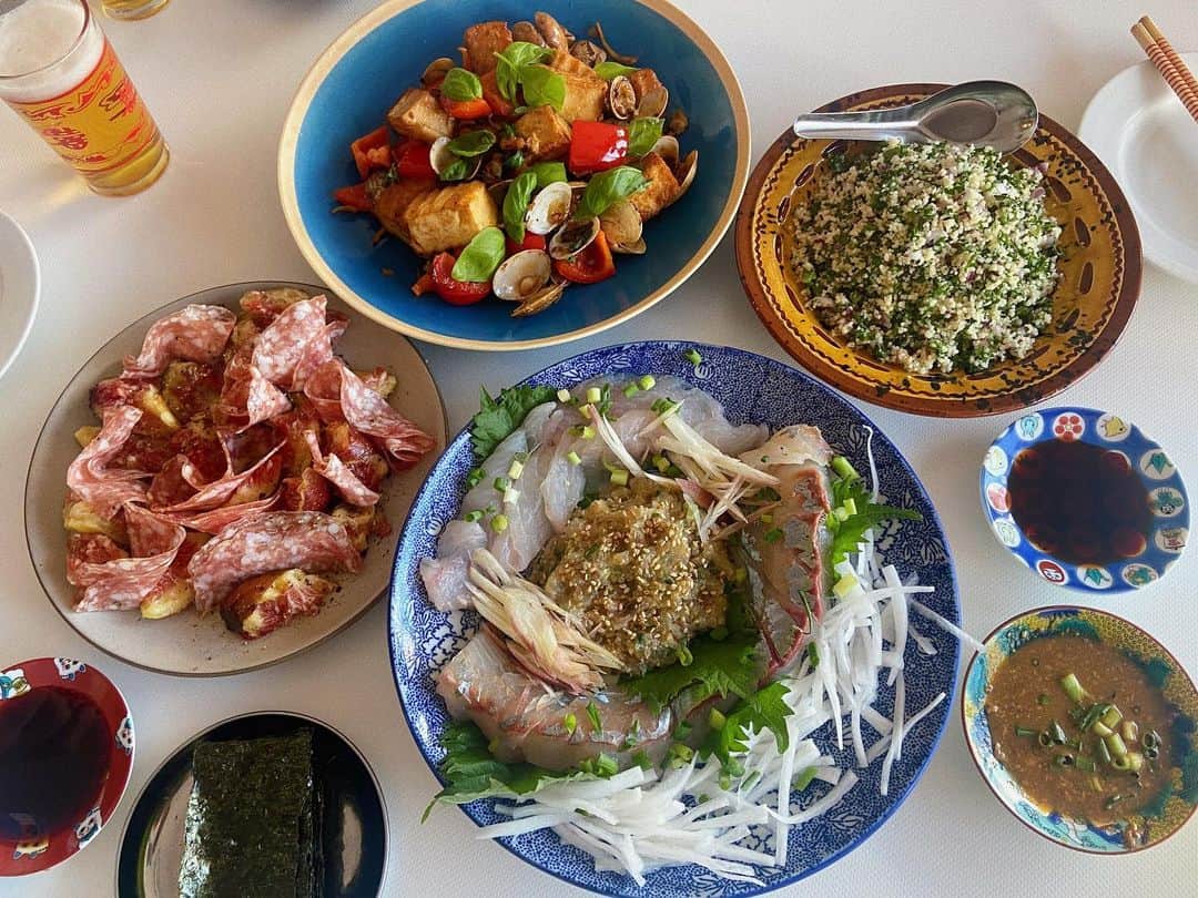 菅原沙樹のインスタグラム：「先週末の旦那ご飯👨🏻‍🍳 美味しくって色とりどり〜🔴🟡🟠🟢🔵 お魚ブームも継続中🐟 #トーキョー旦那ご飯#トーキョー家族ご飯」