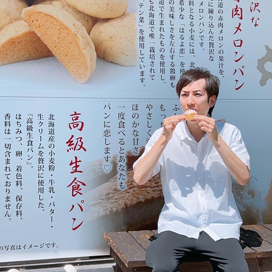 三宅裕貴さんのインスタグラム写真 - (三宅裕貴Instagram)「PR 岡山県小田郡矢掛町にある 侍が恋するパン屋 の新作メニュー『オープンサンド　たまごサンド』と『オープンサンド　クランベリークリーム』のテイクアウトに伺いました。  矢掛町のおもてなし第一駐車場(3時間無料)が『やかげ小唄おどり』の準備で使用中止だった為に、臨時駐車場に駐車しました。普段は、おもてなし第一駐車場から徒歩2分です。  店内に入り、新作メニュー『オープンサンド』全4種を注文し撮影しました。 そして、店外すぐにあるベンチで、『オープンサンド　たまごサンド』と『オープンサンド　クランベリークリーム』を食しました。(残り2種は、カメラマンさんが食しました。)  『オープンサンド　たまごサンド』は、頬張れば2口程度で食べれる大きさで、自然な味わいのたまごサラダに、侍が恋する生食パンのしっかり味があるのに自然な味わいで美味しかったです。 『オープンサンド　クランベリークリーム』は、『オープンサンド　たまごサンド』と同じ大きさで、自然な味わいのクランベリークリームに、侍が恋する生食パンのしっかり味があるのに自然な味わいで美味しかったです。  どちらのオープンサンドも侍が恋する生食パンの生食パンを活かした惣菜サンドとデザートサンドで美味しかったです。  『オープンサンド』の全4種のメニューと通常メニューの写真を撮って載せました。(sold outのところは、アップルパイです。) 『オープンサンド　たまごサンド』と『オープンサンド　クランベリークリーム』のテイクアウトもご検討下さいませ。  ▷ @samuraiga.koisuru.panya  #侍が恋するパン屋 #オープンサンド #opensandwich #高級生食パン #luxurywhitebread  #生食パン #矢掛パン屋 #矢掛パン #矢掛グルメ #矢掛町パン屋 #矢掛町パン #矢掛町グルメ #矢掛町 #yakagecho  #岡山パン屋 #岡山パン #岡山グルメ #岡山 #okayama #PR」8月29日 12時29分 - yuhkimiyakeevo
