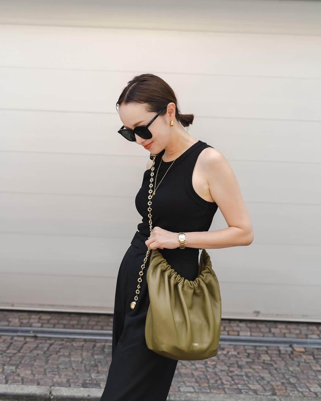 翁安芸さんのインスタグラム写真 - (翁安芸Instagram)「The first outfit photo since I came back to Tokyo with my new @loewe #LOEWEsqueeze by @jonathan.anderson ✨  子ども達の夏休みを終えて東京に戻ってから、久しぶりにマネージャーさんが撮影してくれたコーディネート写真。新しいロエベの「スクイーズ」バッグと🫶🏻  コレクションで見て以来ときめいていたこの新作バッグは、ハンドルの気持ちいい握り心地から、ギュッとする=スクイーズというのが由来だそうです🤎  上質な新素材メロウナパレザーの繊細なドレープが美しく、ドーナツチェーンで長さの調整ができるので、ハンドバッグ、ショルダーバッグ、斜めがけと簡単に様々なスタイルができるのも魅力✨✨  オリーブ色が新鮮で気に入っています🫒🤎  #LOEWE #LOEWESqueeze #ThanksLoewe #Tokyo #akiweng #ロエベ」8月29日 12時29分 - akinyc