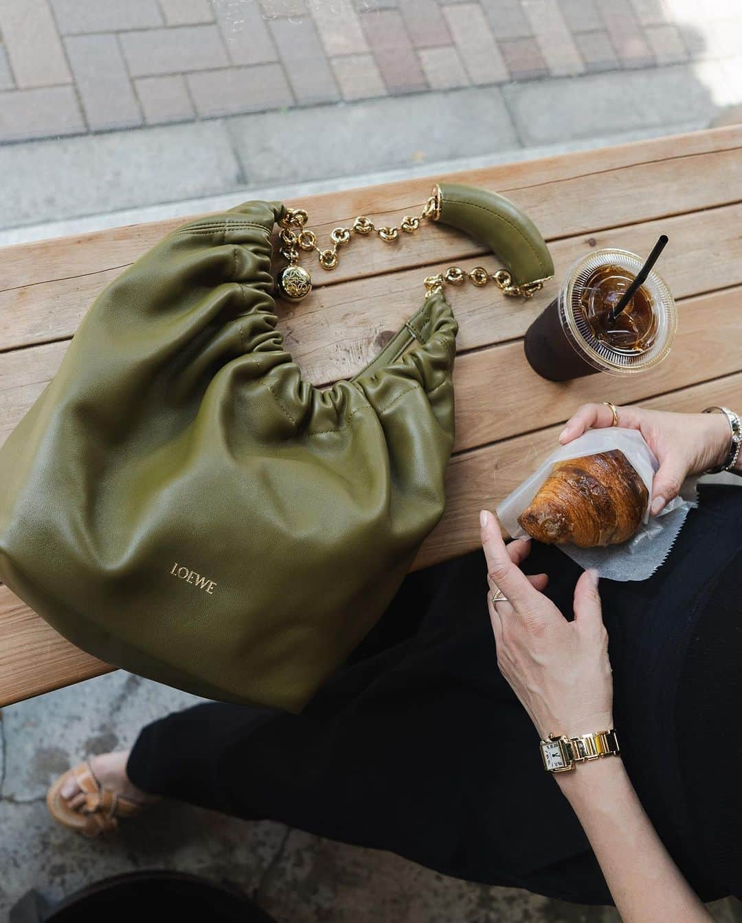 翁安芸さんのインスタグラム写真 - (翁安芸Instagram)「The first outfit photo since I came back to Tokyo with my new @loewe #LOEWEsqueeze by @jonathan.anderson ✨  子ども達の夏休みを終えて東京に戻ってから、久しぶりにマネージャーさんが撮影してくれたコーディネート写真。新しいロエベの「スクイーズ」バッグと🫶🏻  コレクションで見て以来ときめいていたこの新作バッグは、ハンドルの気持ちいい握り心地から、ギュッとする=スクイーズというのが由来だそうです🤎  上質な新素材メロウナパレザーの繊細なドレープが美しく、ドーナツチェーンで長さの調整ができるので、ハンドバッグ、ショルダーバッグ、斜めがけと簡単に様々なスタイルができるのも魅力✨✨  オリーブ色が新鮮で気に入っています🫒🤎  #LOEWE #LOEWESqueeze #ThanksLoewe #Tokyo #akiweng #ロエベ」8月29日 12時29分 - akinyc