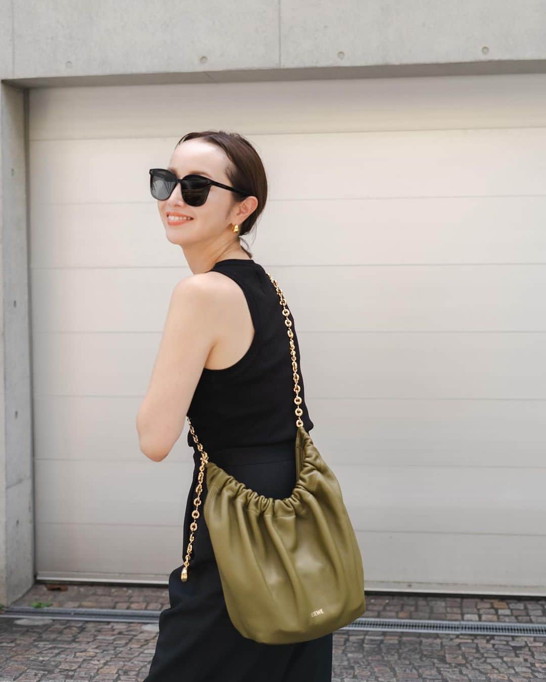 翁安芸さんのインスタグラム写真 - (翁安芸Instagram)「The first outfit photo since I came back to Tokyo with my new @loewe #LOEWEsqueeze by @jonathan.anderson ✨  子ども達の夏休みを終えて東京に戻ってから、久しぶりにマネージャーさんが撮影してくれたコーディネート写真。新しいロエベの「スクイーズ」バッグと🫶🏻  コレクションで見て以来ときめいていたこの新作バッグは、ハンドルの気持ちいい握り心地から、ギュッとする=スクイーズというのが由来だそうです🤎  上質な新素材メロウナパレザーの繊細なドレープが美しく、ドーナツチェーンで長さの調整ができるので、ハンドバッグ、ショルダーバッグ、斜めがけと簡単に様々なスタイルができるのも魅力✨✨  オリーブ色が新鮮で気に入っています🫒🤎  #LOEWE #LOEWESqueeze #ThanksLoewe #Tokyo #akiweng #ロエベ」8月29日 12時29分 - akinyc