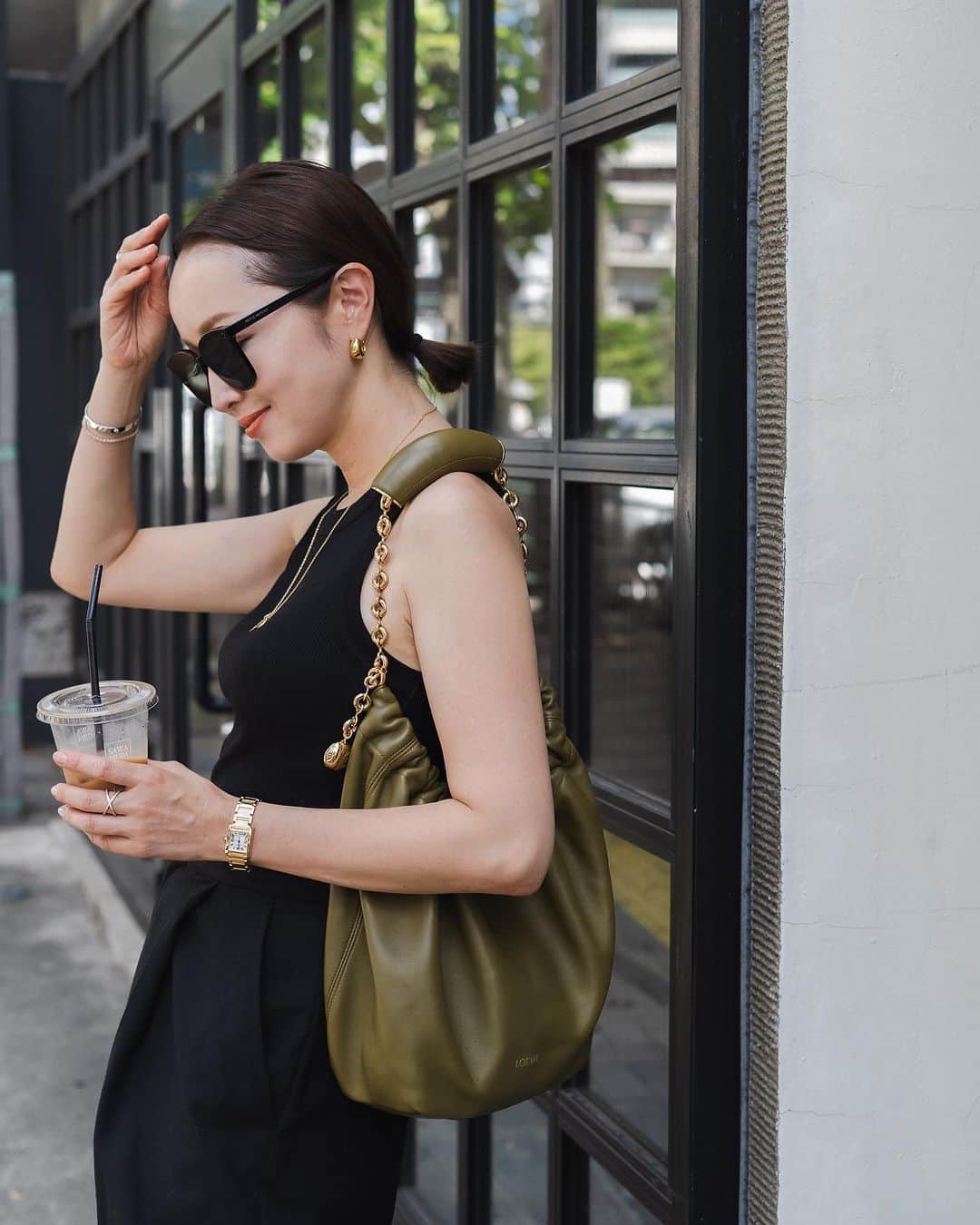 翁安芸さんのインスタグラム写真 - (翁安芸Instagram)「The first outfit photo since I came back to Tokyo with my new @loewe #LOEWEsqueeze by @jonathan.anderson ✨  子ども達の夏休みを終えて東京に戻ってから、久しぶりにマネージャーさんが撮影してくれたコーディネート写真。新しいロエベの「スクイーズ」バッグと🫶🏻  コレクションで見て以来ときめいていたこの新作バッグは、ハンドルの気持ちいい握り心地から、ギュッとする=スクイーズというのが由来だそうです🤎  上質な新素材メロウナパレザーの繊細なドレープが美しく、ドーナツチェーンで長さの調整ができるので、ハンドバッグ、ショルダーバッグ、斜めがけと簡単に様々なスタイルができるのも魅力✨✨  オリーブ色が新鮮で気に入っています🫒🤎  #LOEWE #LOEWESqueeze #ThanksLoewe #Tokyo #akiweng #ロエベ」8月29日 12時29分 - akinyc