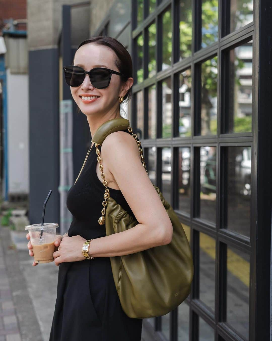 翁安芸のインスタグラム：「The first outfit photo since I came back to Tokyo with my new @loewe #LOEWEsqueeze by @jonathan.anderson ✨  子ども達の夏休みを終えて東京に戻ってから、久しぶりにマネージャーさんが撮影してくれたコーディネート写真。新しいロエベの「スクイーズ」バッグと🫶🏻  コレクションで見て以来ときめいていたこの新作バッグは、ハンドルの気持ちいい握り心地から、ギュッとする=スクイーズというのが由来だそうです🤎  上質な新素材メロウナパレザーの繊細なドレープが美しく、ドーナツチェーンで長さの調整ができるので、ハンドバッグ、ショルダーバッグ、斜めがけと簡単に様々なスタイルができるのも魅力✨✨  オリーブ色が新鮮で気に入っています🫒🤎  #LOEWE #LOEWESqueeze #ThanksLoewe #Tokyo #akiweng #ロエベ」