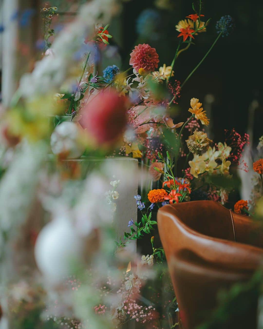 THE SODOH WEDDING OFFICIALのインスタグラム：「. main flower おふたりを彩る装花 専属のフラワーコーディネーターが おふたりだけの空間づくりを お手伝いいたします  . Photo by @kyoto_laviephotography  >>@sodoh_wedding   #sodoh花嫁#thesodohhigashiyamakyoto  #ザソウドウ東山京都#ソウドウ#sodoh#weddingdress #結婚式 #thetreatdressing#プレ花嫁#卒花嫁#結婚準備#式場探し#関西花嫁#京都花嫁#入籍#プロポーズ#前撮り#ウェディングドレス#ウェディングヘアメイク　#トリートドレッシング#ウェルカムスペース#和装　#ウェルカムスペース #ウェルカムグッズ   THE SODOH HIGASHIYAMA KYOTO」