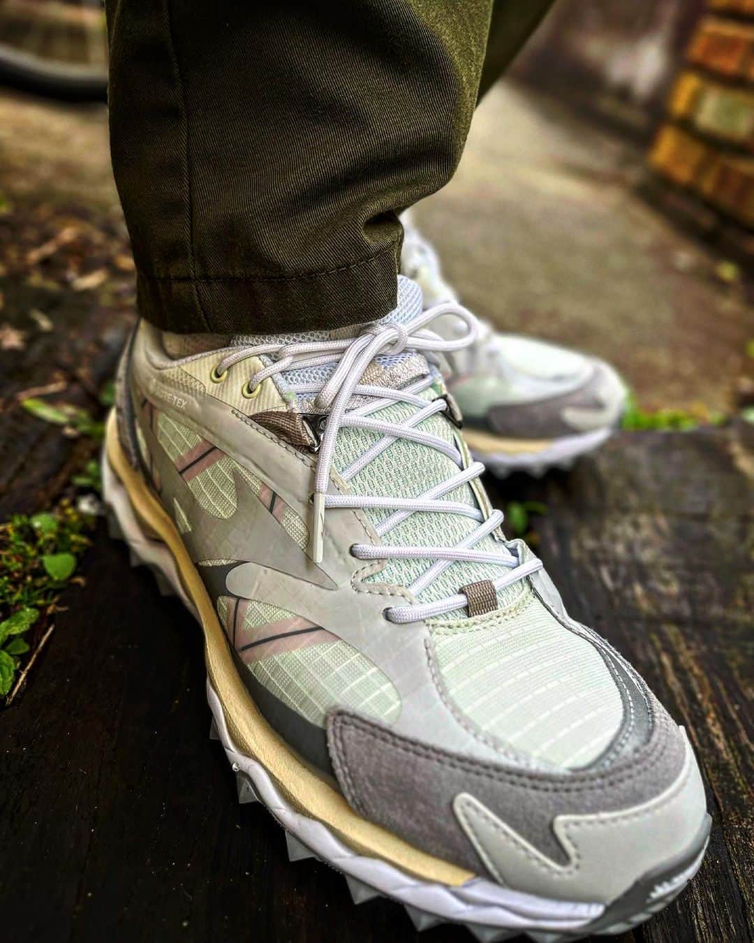 GORE-TEX Products JPのインスタグラム：「暑い毎日に、涼やかな色を取り入れて。  Photo：@takahiro_imac  #goretex #ゴアテックス #mizuno #mizunosportstyle #ミズノ #スニーカー #wavemujintlgtx」