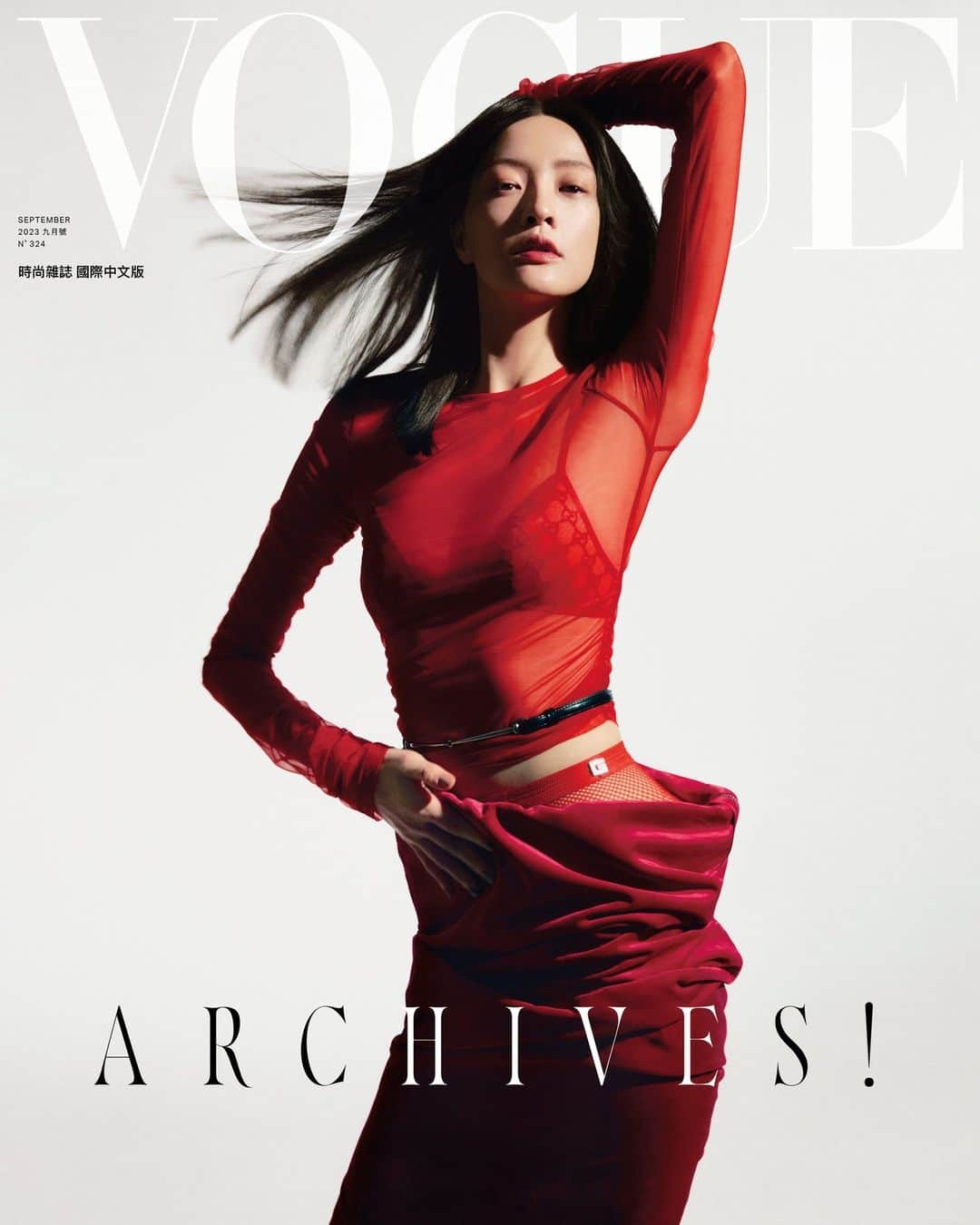 Vogue Taiwan Officialさんのインスタグラム写真 - (Vogue Taiwan OfficialInstagram)「#VogueCover 一襲光影流轉，一眾超模再現，當下的時尚設計師再度將視野望向經典，引發了時尚圈的Archive風潮。那些擷取了經典思維，並具有當代意念的服飾，在時尚攝影中與模特兒產生化學作用，搖曳生姿。在璀璨的9月時尚大月裡，我們致敬、回顧並重新演繹時尚典藏檔案的迷人風采。  本期封面故事全文請點 @voguetaiwan 首頁。  APAC Editorial Director: Leslie Sun @sunles Photographer: Troy Wang @troy_wa_ng Stylist: Joey Lin @chihchianglin Features Director and Text: Nicole Lee  @nymphlee Managing Fashion Editor: Travis Hung @t9avis Models: Hilda Lee @instahildagram and Luca Tseng @luca.tsxx from Fashion Model Management @fashionmodeltaiwan Makeup: Sunny Hsu @sunnyhsu734 Hair: Weic Lin @weic_lin Set Design: Chia Chien Ju @chiachienju  李晨華身著透視緊身上衣、GG logo胸衣、桃紅天鵝絨鉛筆裙、馬銜鍊細版腰帶、紅色網襪 all by GUCCI @gucci  VOGUE Taiwan 9月號雜誌：8月31日起，Vogue Shop、博客來、誠品線上、7-11 及各大連鎖書店正式上架 #VOGUESEPISSUE #VogueTaiwan #Vogue9月號」8月29日 13時00分 - voguetaiwan