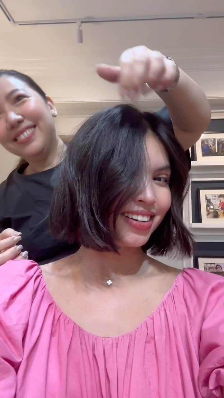 メイン・メンドーサのインスタグラム：「Use commute in a sentence.  Dati cute lang ako, ngayon lalo akong.. commute. 😮‍💨🤭  Waaaah love the short do! Thank you, ninangchi! ❤️ @celestetuviera」