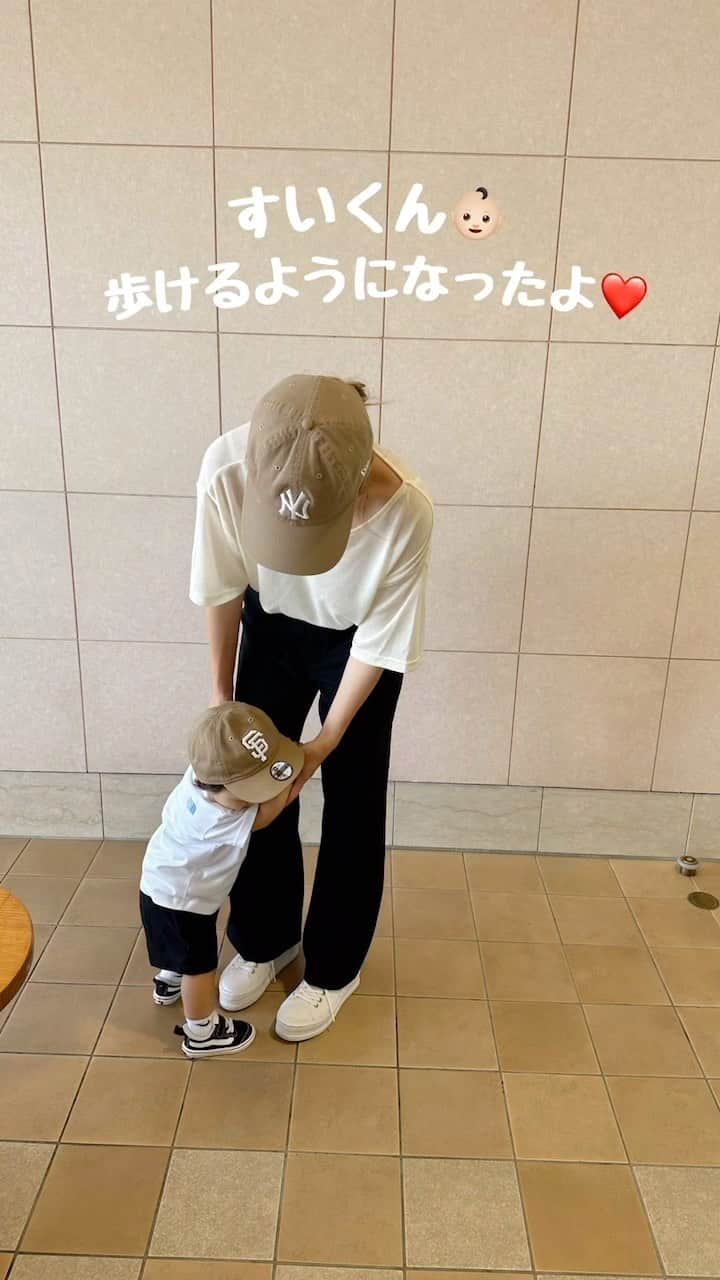 二宮璃子のインスタグラム：「１歳の誕生日迎えてから少しずつ歩けるようになって お出かけの時はベビーカーよりも歩く事が大好きな翠くん👶💗  よちよち歩き見れるのは今の時期だけか〜って思うと寂しいな😔😔 歩いてる姿見ると可愛い〜って胸がキュンってなる🩷🩷  #１歳 #歩いたよ❤︎ #歩いたよ記念日 #１歳児 #１歳男の子 #男の子コーデ #男の子ベビー #男の子のママ #男の子育児」