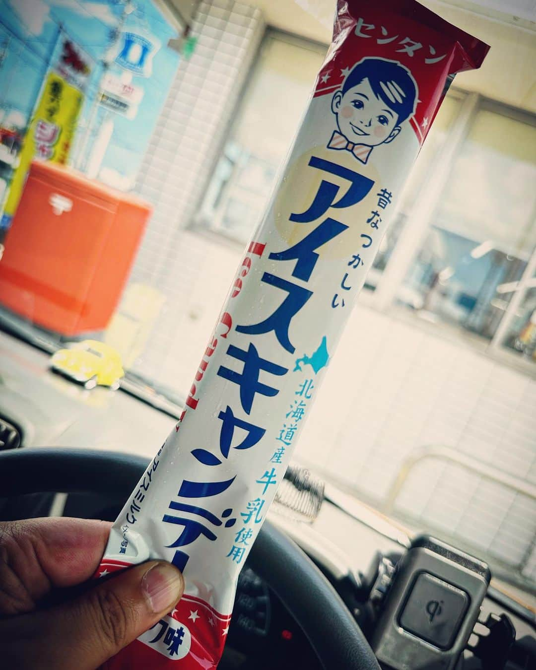 クロワークスさんのインスタグラム写真 - (クロワークスInstagram)「このアイス置いてるコンビニはセンスがいいと思うの。 個人的には食べた時の幸福度がダンチ。 長くて陳列しにくいのもわかるけど、もっと色んなところで置いて欲しい。  #センタンアイスキャンデー  #センタン #アイスキャンデー」8月29日 12時37分 - kuroworks96