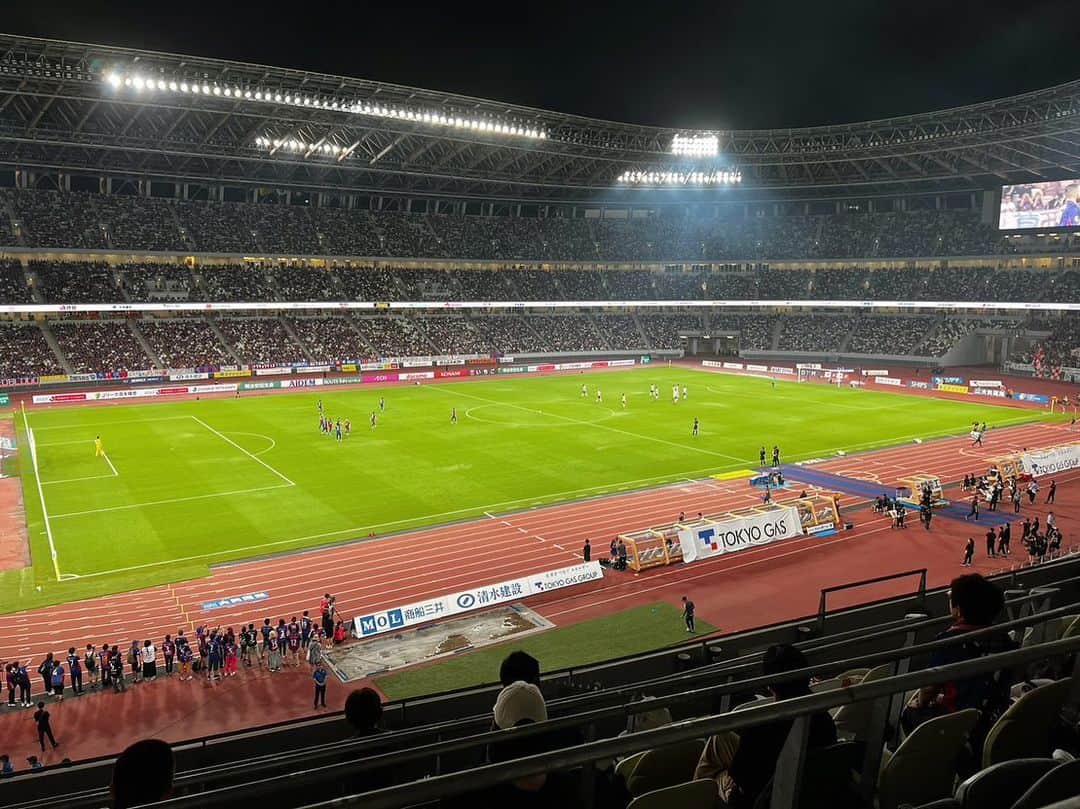 のインスタグラム：「週末は久しぶりにサッカー観戦❣️ 新国立競技場に、初めてJ1リーグを観に行きました⚽️ ものすごいエネルギーのある空間で試合も盛り上がり、めっちゃ楽しかった〜😊👍  New Balanceラウンジにも入れて頂き、すっかりお祭り気分💕💕💃 3枚目の帽子の人は私（念のため😂笑）で、 6枚目は、ニューバランスの久保田社長と一緒に撮って頂きました😆💕 どうもありがとうございました😊☺️⚽️ #akko #akkostagram #mll #newbalance」