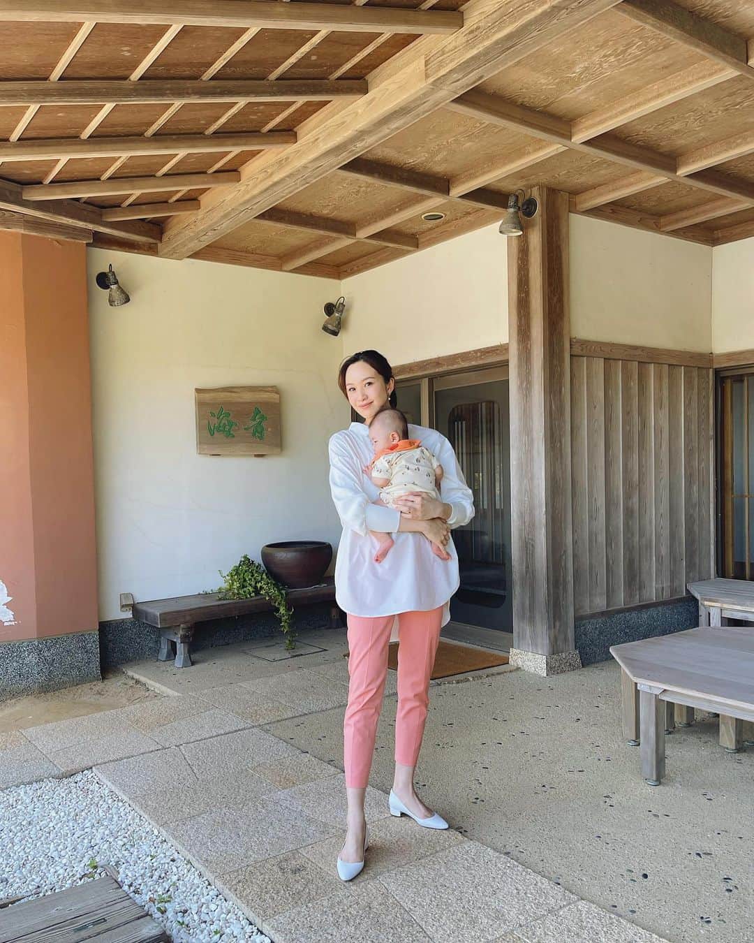 結城はゆるのインスタグラム：「🥢🧧 　 　　 　　お食い初めの日！ 　　お祝いだしきちんと感を出したくて 　　@babyandme.inc  のブラウスを着用🙋‍♀️ 　　 　　 　　肩から袖口までニットになってて 　　ご覧の通りめちゃくちゃ抱っこしやすい🥹 　　そして授乳もしやすい、これほんと有難い！ 　　妊娠中から産後まで着用可能な設計だから 　　🤰時期からながーく使えるところも◎◎ 　　 　　 　　この日はめちゃくちゃ暑い日だったけど 　　インナーをブラトップにしたら快適だった✌️ 　　これから涼しくなる季節にも大活躍だな🥰 　　 　　 　　　　 　 　　 　　 　　 #ベビーアンドミー #ベビーアンドミー産前産後ウェア2023 #マタニティウェア #マタニティコーデ #ママコーデ #お食い初めコーデ #生後3ヶ月  #お食い初め #百日祝い #男の子ママ #新米ママ」