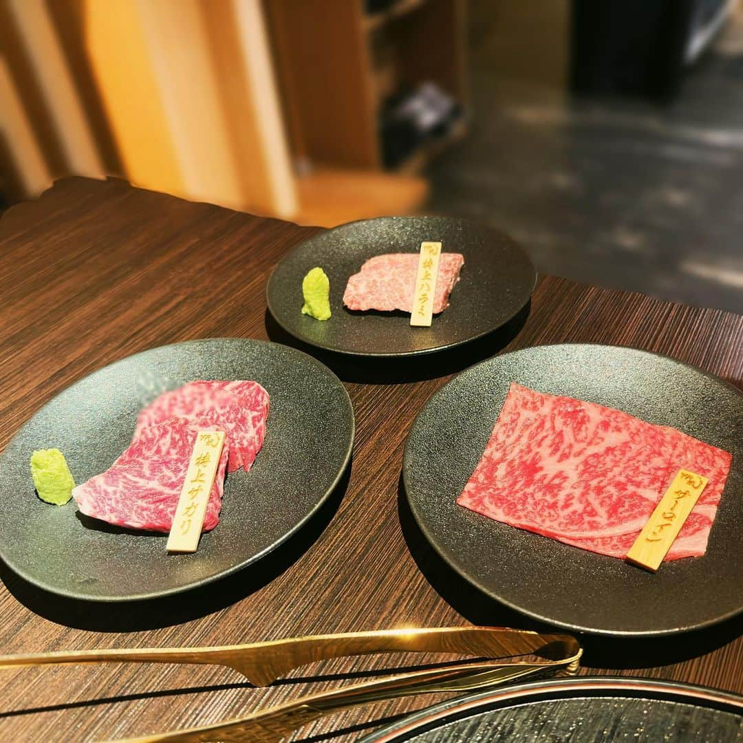 TAKUYAさんのインスタグラム写真 - (TAKUYAInstagram)「以前から気になっていた焼肉屋さん 焼肉割烹　YP流さん @ypryu_honten   綺麗な店内で、愛嬌のある店員さんが多く、料理も含め楽しめました🍖  「胃もたれしない」というキャッチフレーズから、興味を持ち いざ食べてみると、しつこくない脂身と肉の旨みが強く、調味料やタレにもこだわりを感じました。  コースの流れも、味を楽しむには最高の順番で、 焼き時間や、合わせる調味料がわかりやすく解説されていました。  舌でも目でも楽しめるお店で、大変おいしかったです。  #大阪グルメ #大阪 #焼肉 #やきにく #肉 #肉料理 #にくすたぐらむ #ミナミグルメ #ミナミ #宗右衛門町 #グルメ #ご飯 #foodie」8月29日 17時00分 - takuya_qyoto