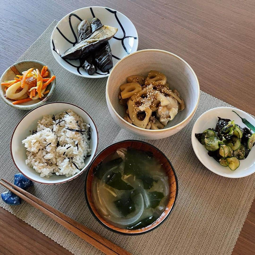 多岐川華子のインスタグラム：「我が家の食卓は大体こんな感じです💁‍♀️ ⁡ 食事や栄養の資格を持ってたりもするので、なるべくバランスよく食べたいけど、てっきとーーな日ももちろんあるし、品数少ない日もある！ おかずは基本的につくりおきでまわします👍 ⁡ ⁡ 1枚目 ◎鶏肉と蓮根の甘辛炒め ◎人参と長ネギ、竹輪の塩麹炒め ◎茄子の焼き浸し ◎きゅうりとワカメの酢の物 ◎ひじきの炊き込みご飯 ◎玉ねぎとワカメのお味噌汁 ⁡ 2枚目 ◎エビとイカの具沢山中華炒め ◎人参と長ネギ、竹輪の塩麹炒め ◎茄子の焼き浸し ◎きゅうりとワカメの酢の物 ◎もち麦ご飯 ◎玉ねぎとワカメのお味噌汁 ⁡ 3枚目 ◎鶏もも肉と大根のサッパリ煮 ◎もずく酢 ◎オクラの胡麻和え ◎もち麦ご飯 ◎キャベツと生姜のお味噌汁 ⁡ #はなこ飯 #おうちごはん #日々の食事」