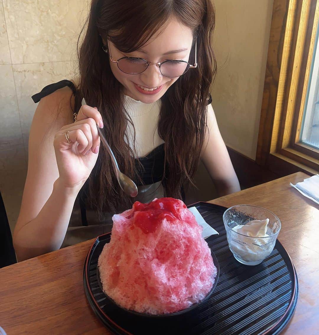 吉田朱里のインスタグラム：「かき氷🍧❤️夏の楽しみよね🤍 #淡路島 #水品堂 #かき氷」