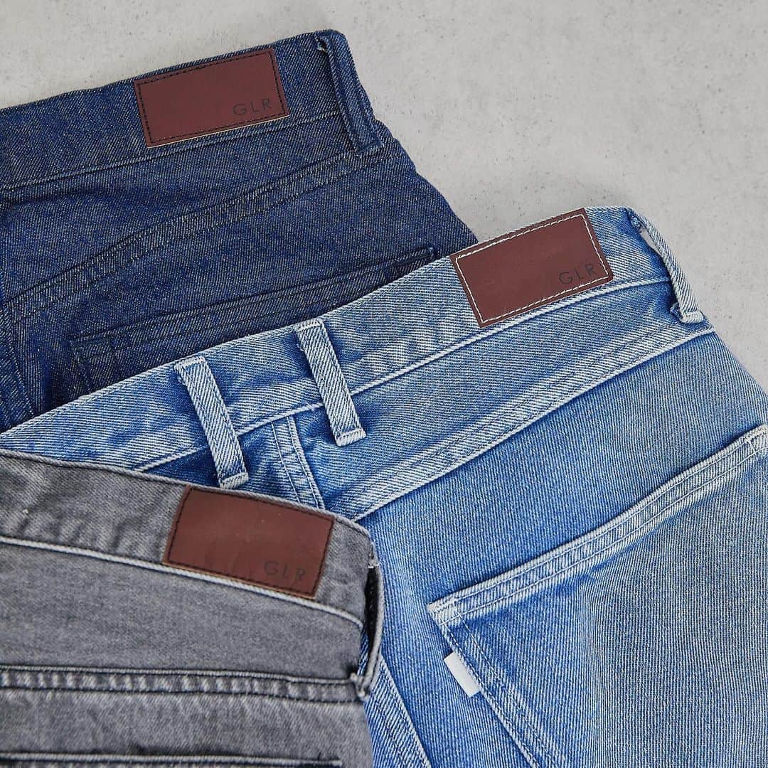 のインスタグラム：「マストでチェックしておきたい、今季の3大デニムパンツをご紹介！👖  季節の変わり目は、シーズンレスで着用できるデニムが大活躍✨定番のデザインはもちろん、今年らしいNewシルエットも要チェック👀  【2-4枚目】 ①ストレート デニム パンツ ¥9,900(税込) No.36146992610  →脚をまっすぐ見せてくれる細身のストレートシルエット。どんな着こなしにも合わせやすいデザイン。様々なシーンに活躍するベーシックなカラーがポイントです。  【5-7枚目】 ② カーブ デニム ¥9,900(税込) No.36146992576 →今季注目のカーブシルエットのデニム。取り入れるだけで一気に今年らしくなる、着映えボトムスです。ふんわり丸みを帯びた女性らしい印象のシルエットがポイント。  【8-9枚目】 ③SIGNATURE シグネチャー デニム パンツ ¥9,900(税込) No.36146992509  → 渾身の定番人気アイテムであるシグネチャーデニムに、ダークグレーの新色が登場！体型・年齢問わずラフに着用いただける、汎用性の高いデザインです。  #greenlabelrelaxing  #グリーンレーベルリラクシング  #デニムコーデ   #カーブデニム#デニム#ストレートデニム #デニムスタイル#デイリールック #デニム好き #ブラックデニム#デニム女子 #大人カジュアルコーデ #大人シンプルコーデ#おでかけコーデ #お出かけコーデ #フェミニンカジュアル #大人フェミニンコーデ#秋服#秋服コーデ #秋コーデ #カーブパンツ」