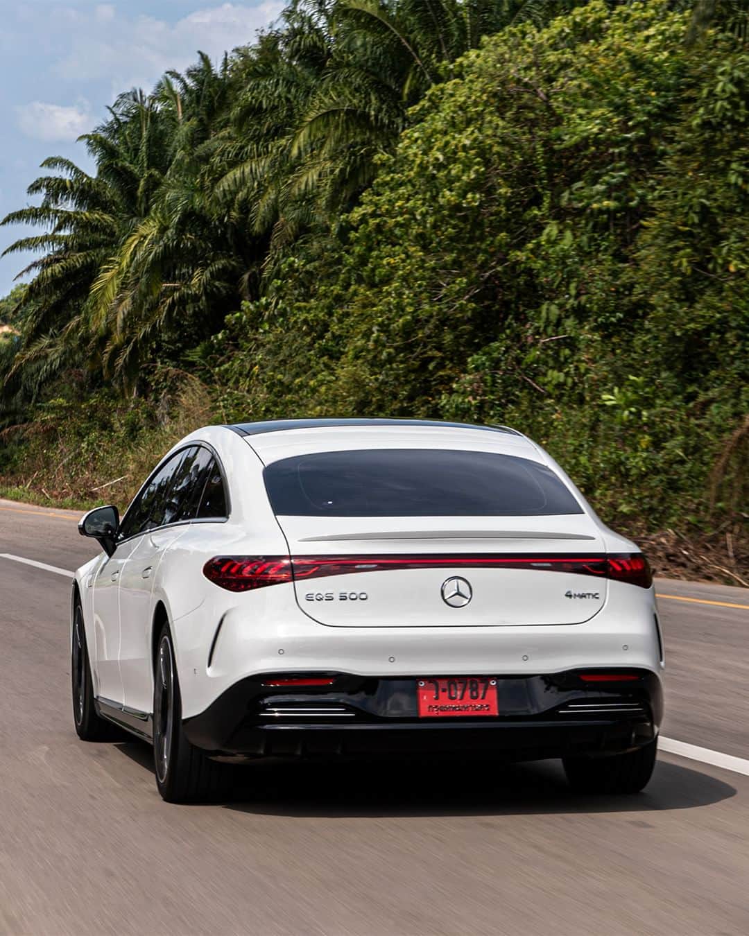 Mercedes-Benz Thailandさんのインスタグラム写真 - (Mercedes-Benz ThailandInstagram)「🔋⚡️ สุดยอดนวัตกรรมแห่งยานยนต์ไฟฟ้ากับ EQS 500 4MATIC AMG Premium ที่ดีไซน์เส้นสายการออกแบบภายใต้แนวคิด Sensual Purity ให้คุณโดดเด่นในทุกองศาการขับเคลื่อน พร้อมความจุแบตเตอรี่ 108.4 kWh กำลังสูงสุด 449 แรงม้า ทำให้วิ่งได้ไกลถึง 702 กิโลเมตร ต่อการชาร์จเต็ม 1 ครั้ง พร้อมออกเดินทางไปกับคุณได้ในทุกจุดมุ่งหมาย   *อุปกรณ์บางส่วนในภาพอาจแตกต่างจากที่จำหน่ายจริง โปรดตรวจสอบรายการอุปกรณ์ของรถยนต์แต่ละรุ่นที่ผู้จำหน่ายฯ อย่างเป็นทางการทั่วประเทศ​​  #EQS #MercedesBenz #MercedesBenzThailand」8月29日 13時00分 - mercedesbenzthailand