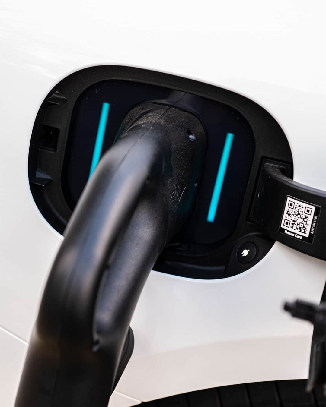Mercedes-Benz Thailandさんのインスタグラム写真 - (Mercedes-Benz ThailandInstagram)「🔋⚡️ สุดยอดนวัตกรรมแห่งยานยนต์ไฟฟ้ากับ EQS 500 4MATIC AMG Premium ที่ดีไซน์เส้นสายการออกแบบภายใต้แนวคิด Sensual Purity ให้คุณโดดเด่นในทุกองศาการขับเคลื่อน พร้อมความจุแบตเตอรี่ 108.4 kWh กำลังสูงสุด 449 แรงม้า ทำให้วิ่งได้ไกลถึง 702 กิโลเมตร ต่อการชาร์จเต็ม 1 ครั้ง พร้อมออกเดินทางไปกับคุณได้ในทุกจุดมุ่งหมาย   *อุปกรณ์บางส่วนในภาพอาจแตกต่างจากที่จำหน่ายจริง โปรดตรวจสอบรายการอุปกรณ์ของรถยนต์แต่ละรุ่นที่ผู้จำหน่ายฯ อย่างเป็นทางการทั่วประเทศ​​  #EQS #MercedesBenz #MercedesBenzThailand」8月29日 13時00分 - mercedesbenzthailand