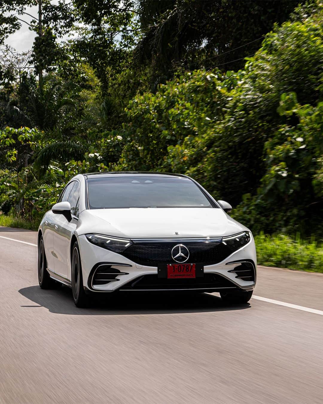 Mercedes-Benz Thailandのインスタグラム：「🔋⚡️ สุดยอดนวัตกรรมแห่งยานยนต์ไฟฟ้ากับ EQS 500 4MATIC AMG Premium ที่ดีไซน์เส้นสายการออกแบบภายใต้แนวคิด Sensual Purity ให้คุณโดดเด่นในทุกองศาการขับเคลื่อน พร้อมความจุแบตเตอรี่ 108.4 kWh กำลังสูงสุด 449 แรงม้า ทำให้วิ่งได้ไกลถึง 702 กิโลเมตร ต่อการชาร์จเต็ม 1 ครั้ง พร้อมออกเดินทางไปกับคุณได้ในทุกจุดมุ่งหมาย   *อุปกรณ์บางส่วนในภาพอาจแตกต่างจากที่จำหน่ายจริง โปรดตรวจสอบรายการอุปกรณ์ของรถยนต์แต่ละรุ่นที่ผู้จำหน่ายฯ อย่างเป็นทางการทั่วประเทศ​​  #EQS #MercedesBenz #MercedesBenzThailand」