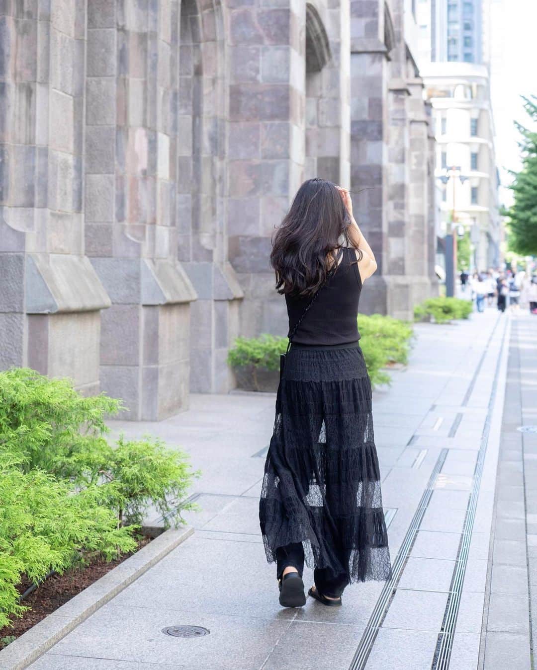 笹倉麻耶さんのインスタグラム写真 - (笹倉麻耶Instagram)「ブラックコーデ🖤  このスカートは、ブルーのデニムでも可愛く合わせられたけど まずは黒ずくめにしてみた  もう少ししたらTシャツやニットと合わせたい  tops/ @uniqlo  skirt/ @deuxieme.official.japan  denim/sandals/ @zara   #大人コーデ #大人スタイル #deuxiemeclasse #ザラジョ #大人カジュアル #シンプルコーデ #骨格ストレート #ブルベ冬 #パーソナルスタイリスト #カジュアルコーデ」8月29日 13時03分 - nicomaya2525
