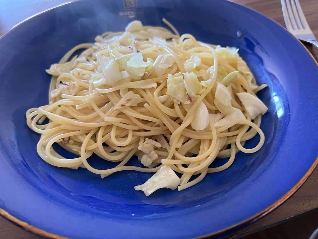 原田喧太のインスタグラム：「本日の喧太飯ランチ 昨晩作った #アサリの酒蒸し のスープで絡めた  #アサリスープパスタ  #ナポリタン」
