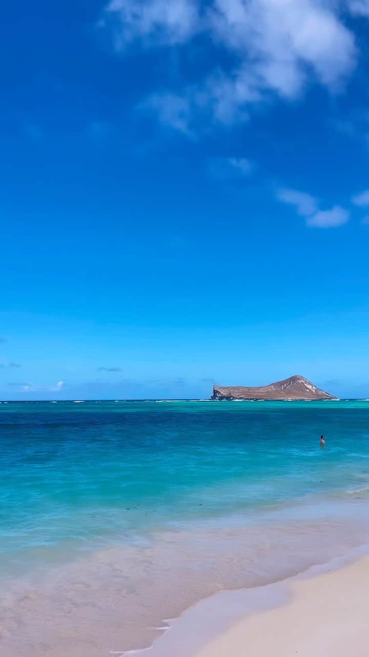 KAUKAU/カウカウハワイのインスタグラム：「久しぶりにまったりビーチの様子をどうぞ😆🩵 皆さんが今ハワイのビーチでしたいことはなんですか？🥹 ぜひコメントで教えてください！！（コメント返しまーす🙋🏽‍♀️）」