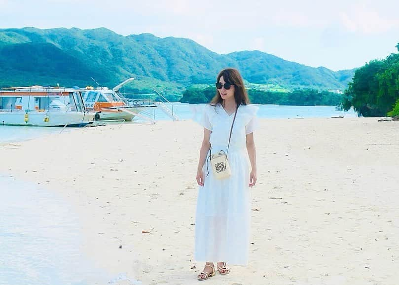 花清まゆこさんのインスタグラム写真 - (花清まゆこInstagram)「川平湾🚢✨🏝️  5年ぶりくらいに来ましたが、 変わらず素敵な場所でした☺️  次男は、小さい魚やカニやヤドカリを捕まえるのに夢中（笑） 彼に、映える写真を撮るのを求めるのは諦めました（笑）←写真3枚目🤭中腰で、戦闘態勢😆  砂浜と同じ色のカニ🦀 すばしっこくて、捕まえるのに苦労しました💦  #石垣島 #石垣島旅行  #川平湾 #川平湾綺麗すぎ  #photo  #photography  #沖縄 #沖縄旅行  #離島 #離島巡り  #絶景 #絶景スポット  #ヤドカリ #カニ #可愛かった」8月29日 13時24分 - mayuusa610